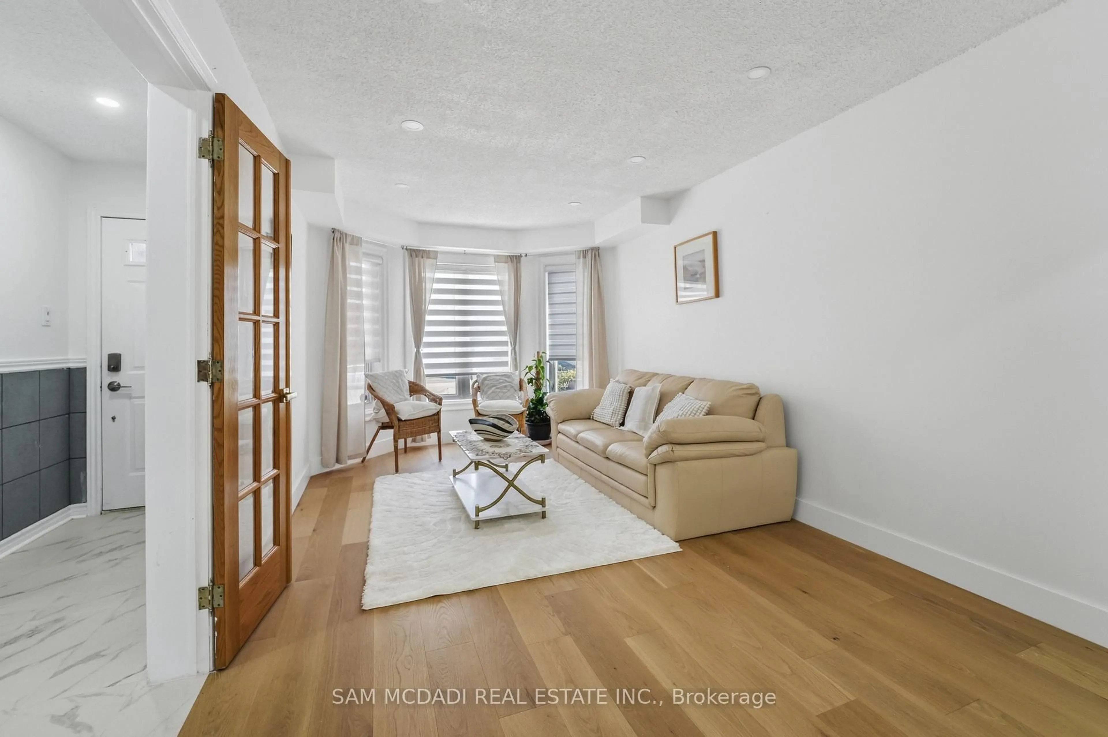 Living room with furniture, unknown for 3071 Bayberry Dr, Mississauga Ontario L5N 6P1