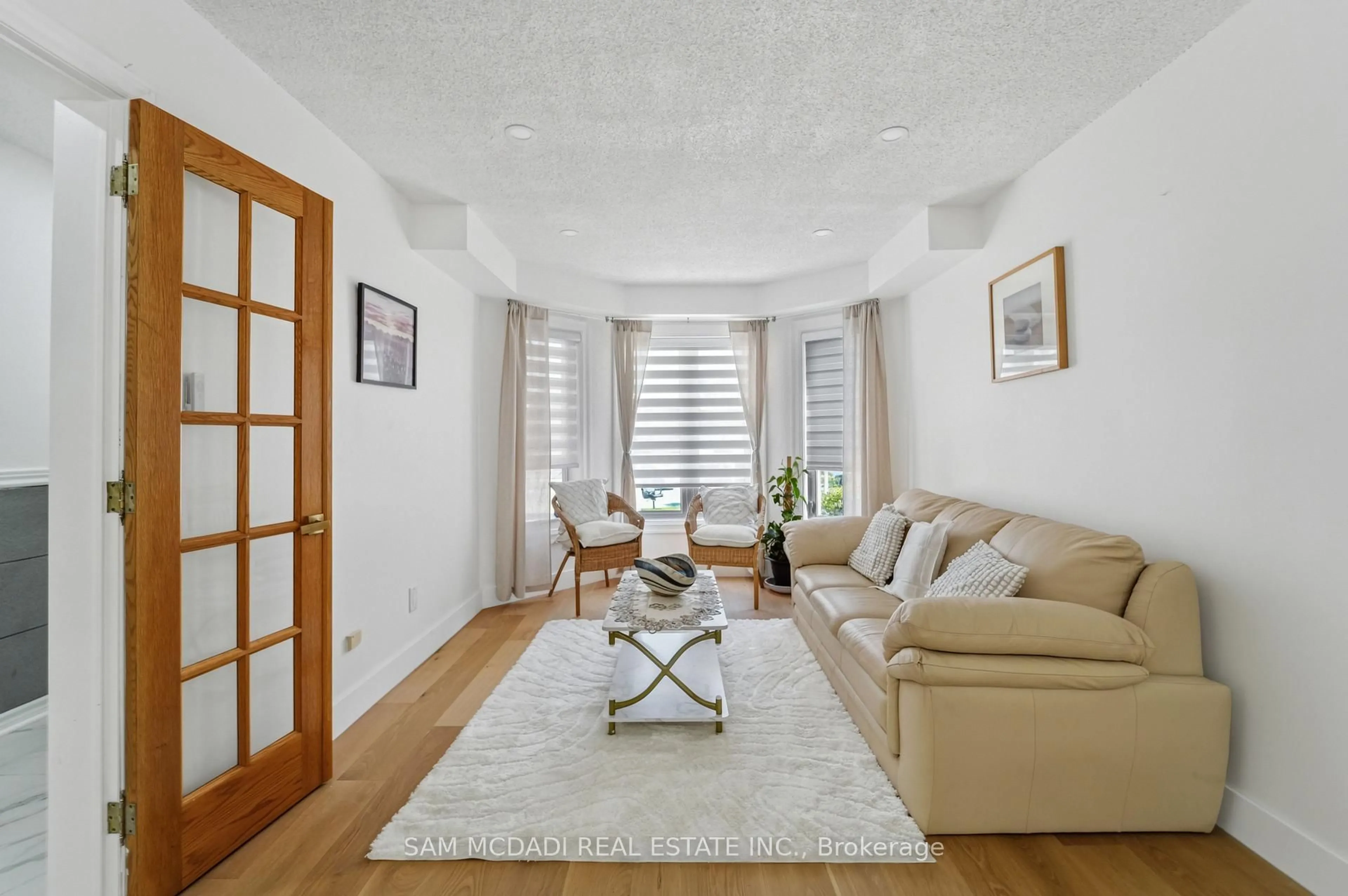 Living room with furniture, unknown for 3071 Bayberry Dr, Mississauga Ontario L5N 6P1