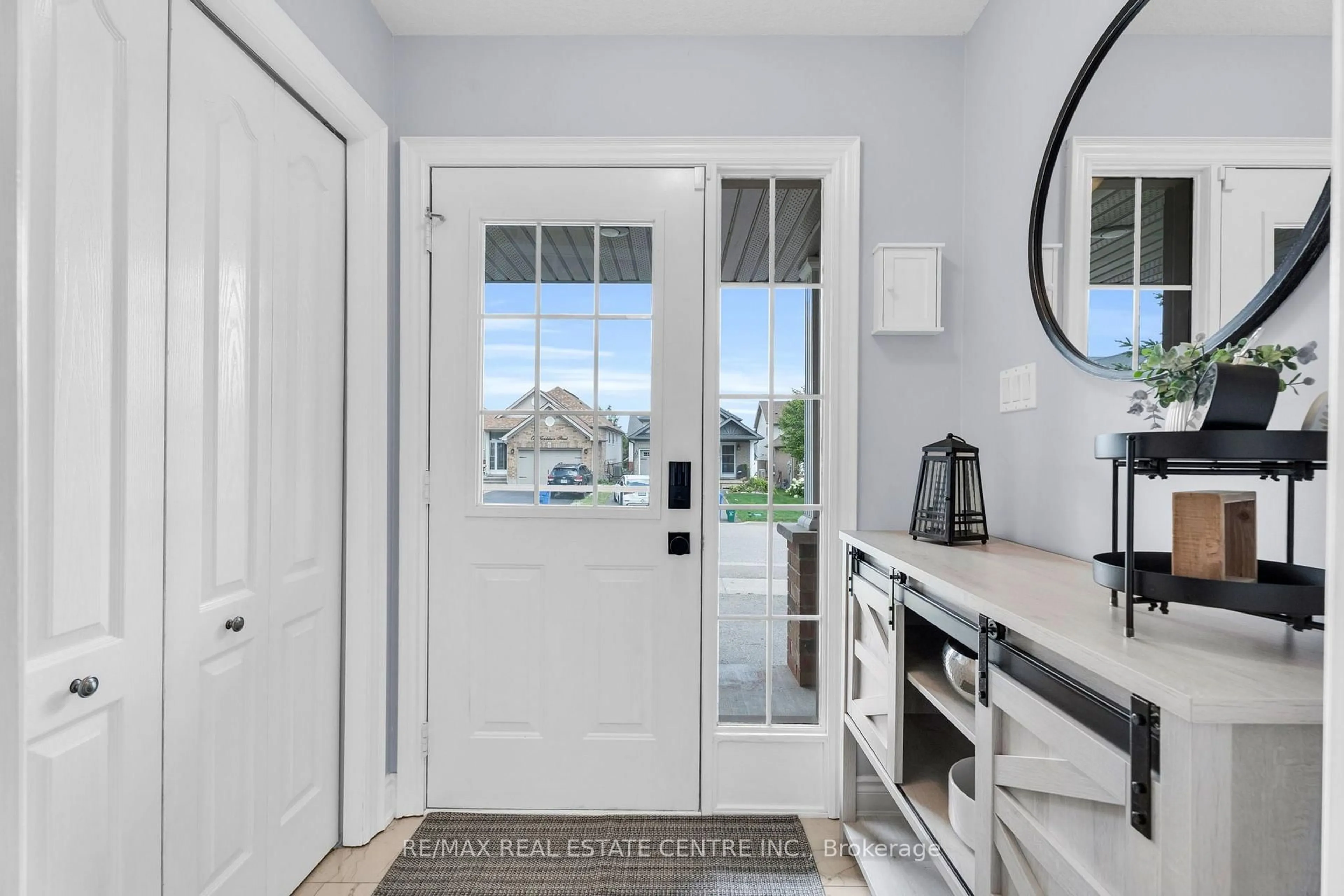 Indoor entryway for 20 Henderson St, Orangeville Ontario L9W 5G1
