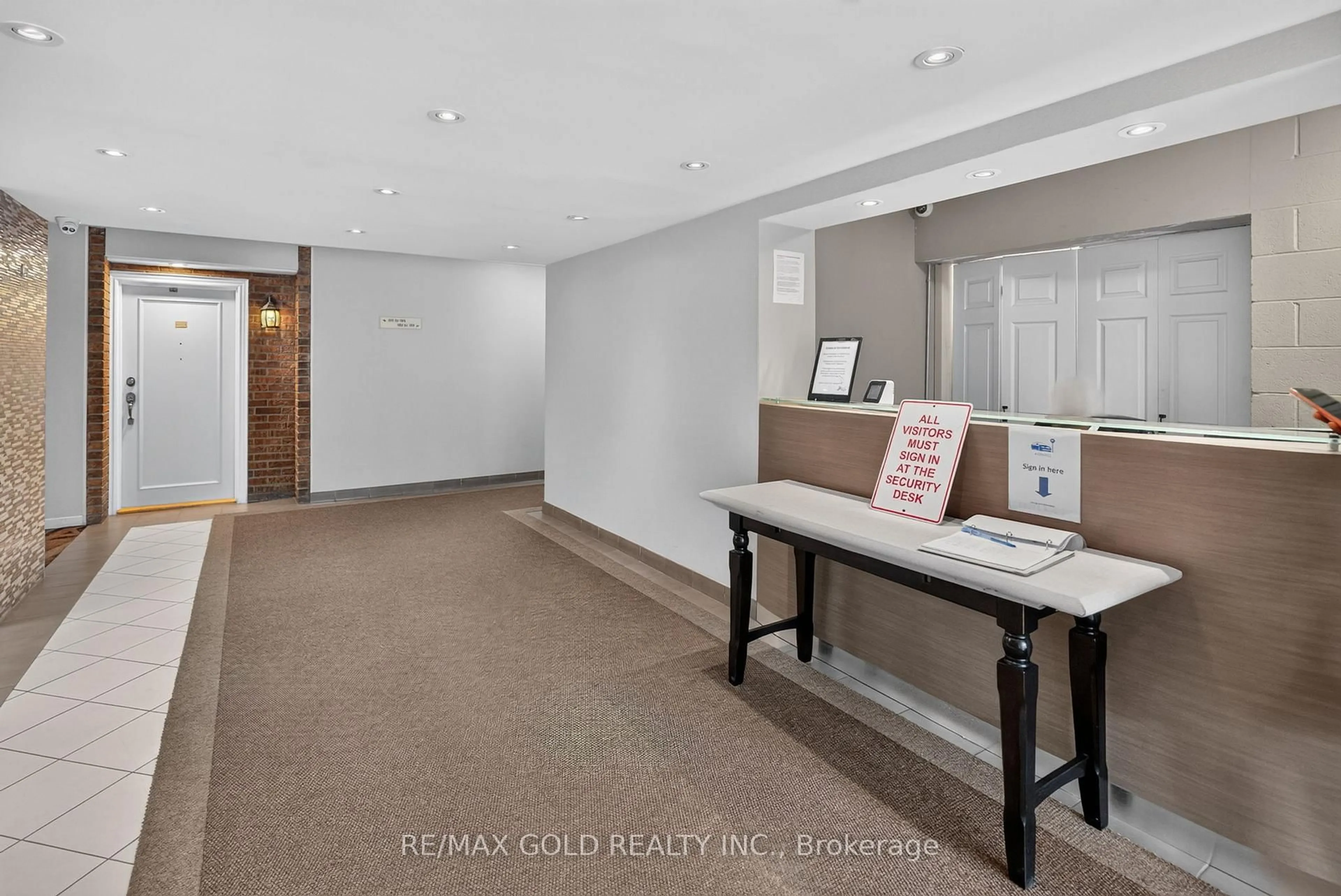 Indoor foyer for 3 Lisa St #1109, Brampton Ontario L6T 4A2