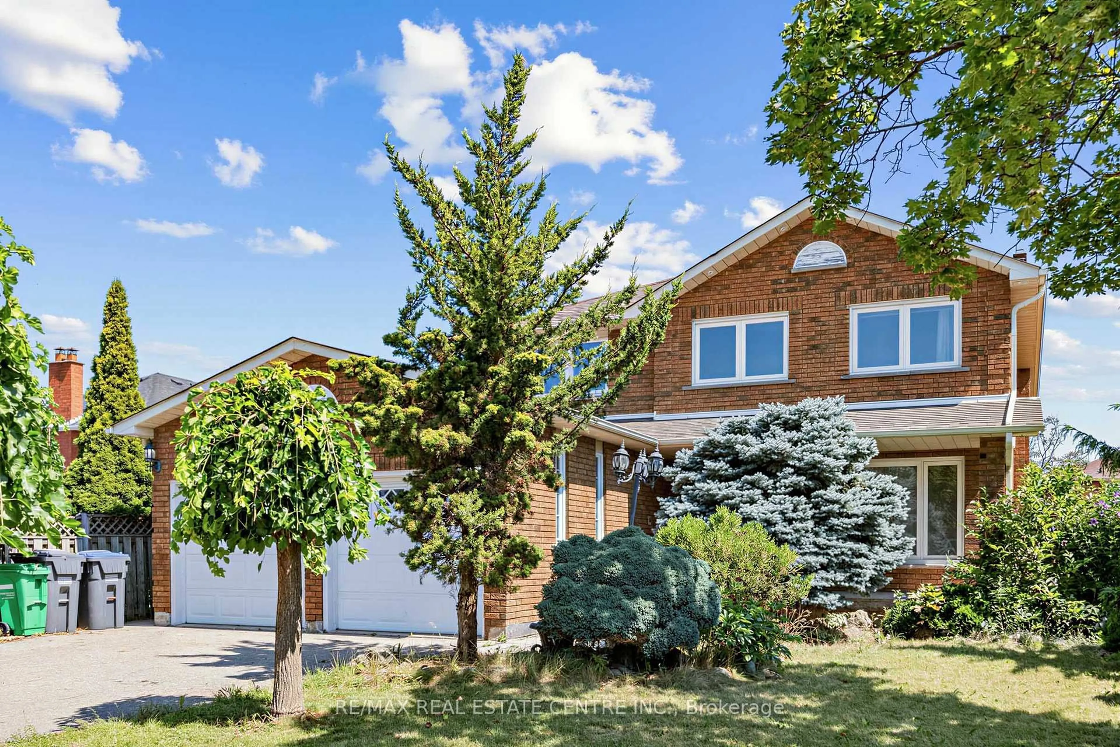 Home with brick exterior material, street for 10 Diane Crt, Brampton Ontario L6Y 3E3