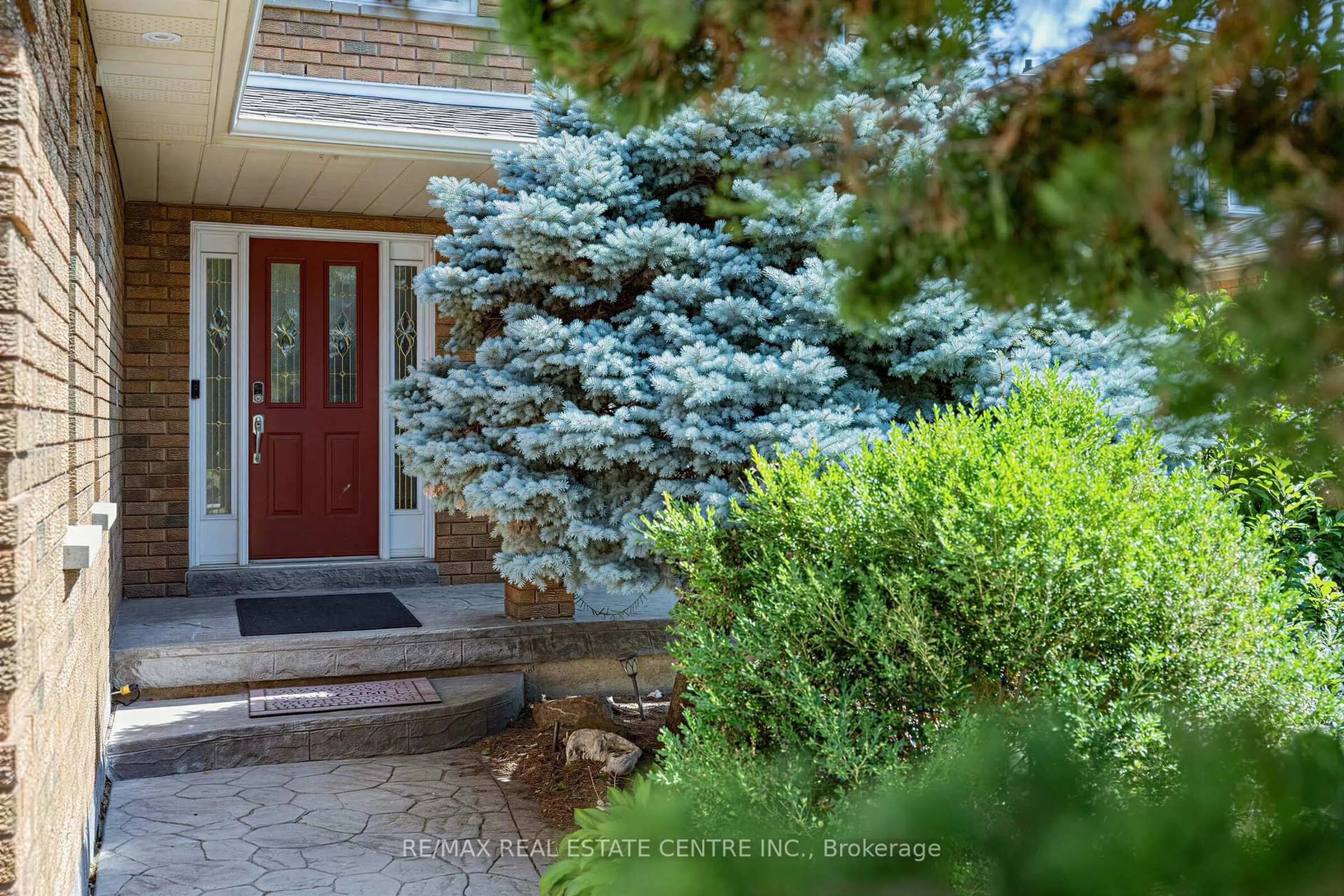 Indoor entryway for 10 Diane Crt, Brampton Ontario L6Y 3E3