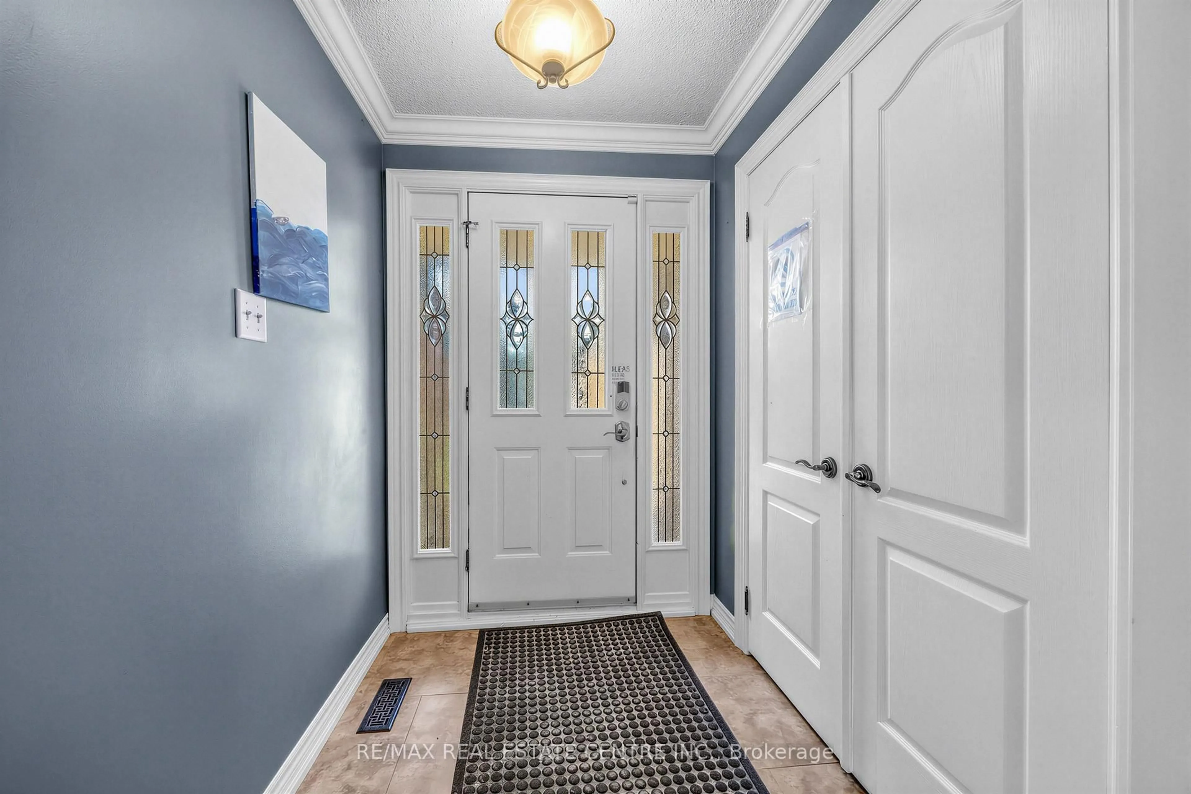 Indoor entryway for 10 Diane Crt, Brampton Ontario L6Y 3E3
