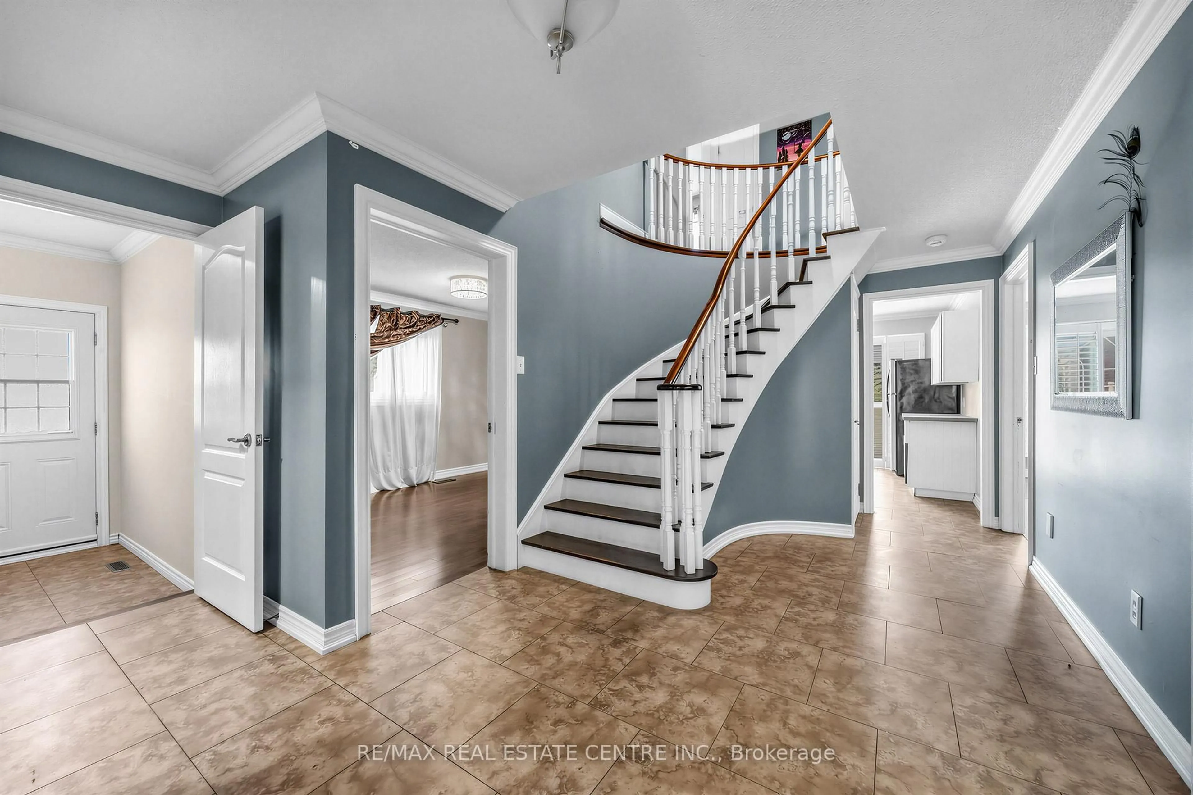 Indoor entryway for 10 Diane Crt, Brampton Ontario L6Y 3E3