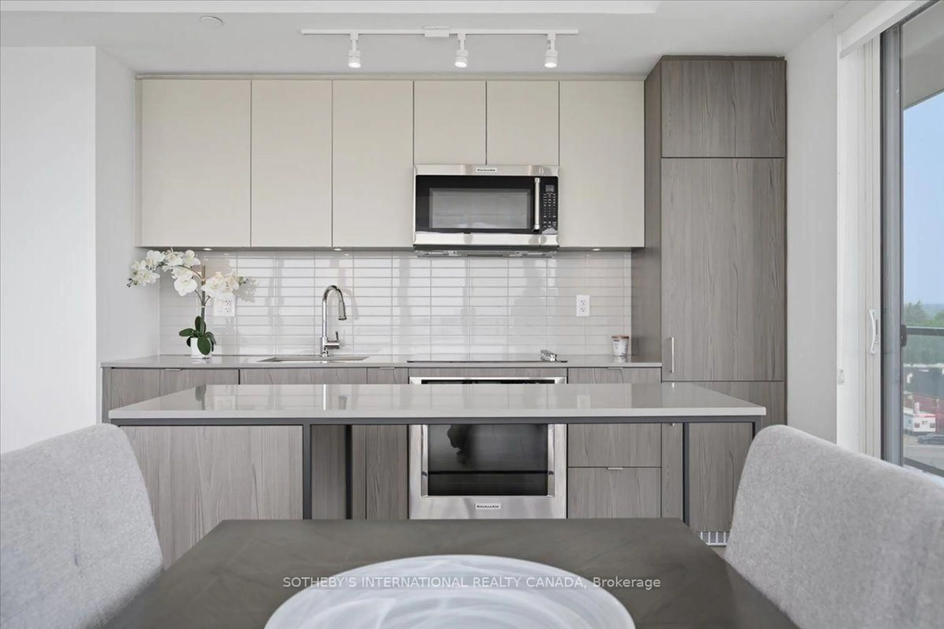 Standard kitchen, ceramic/tile floor for 220 Missinnihe Way #705, Mississauga Ontario L5H 0A9