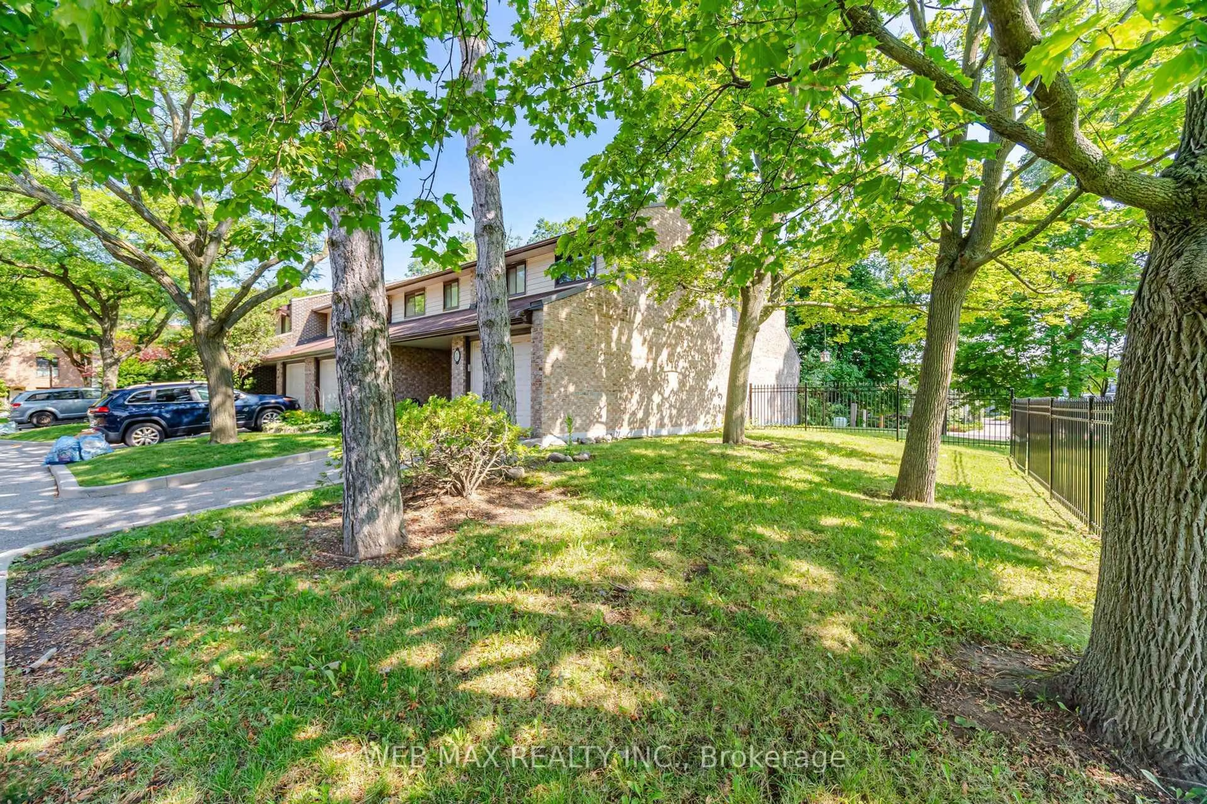 A pic from outside/outdoor area/front of a property/back of a property/a pic from drone, street for 2020 South Millway #7, Mississauga Ontario L5L 1K2