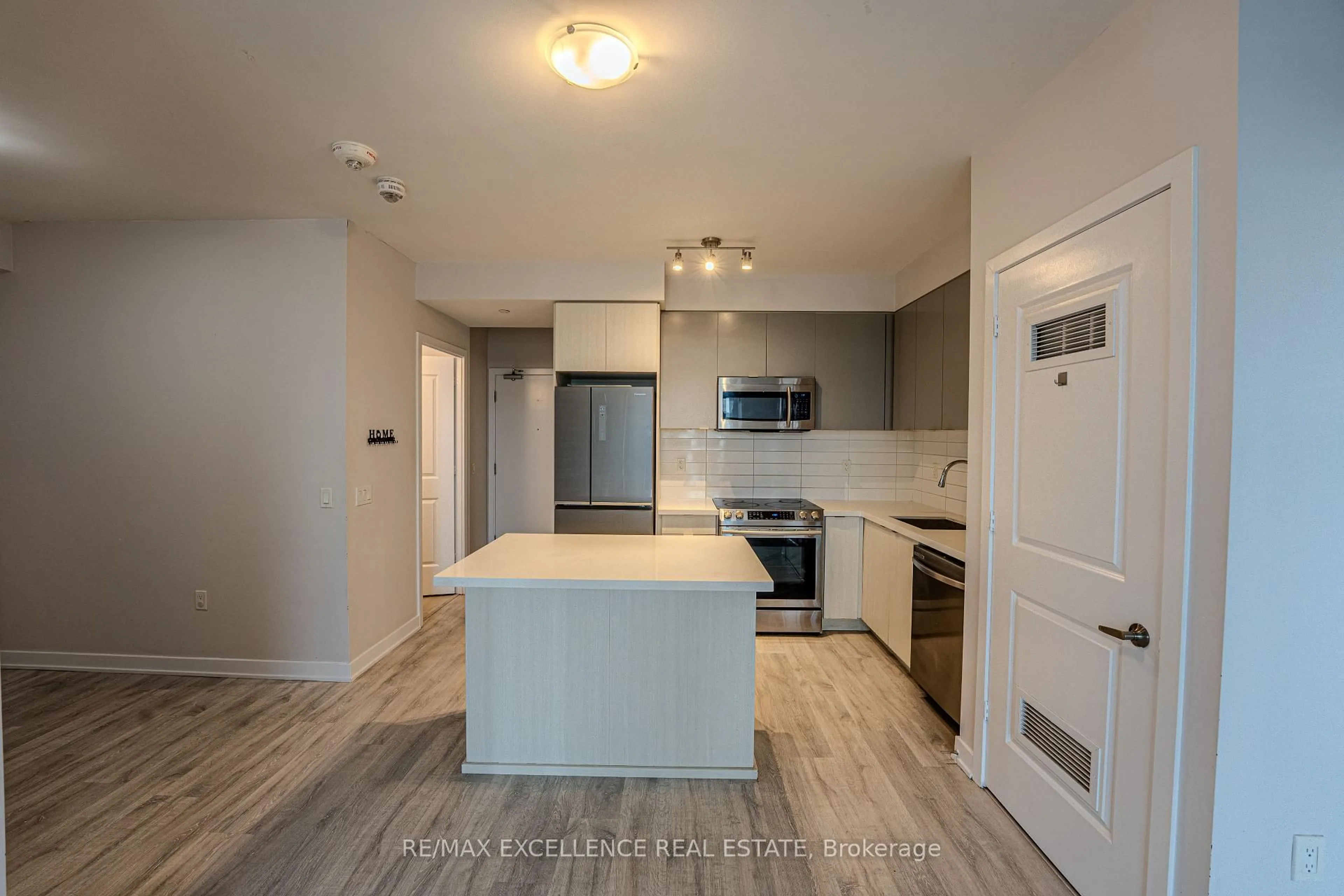 Open concept kitchen, unknown for 4677 Glen Erin Dr #601, Mississauga Ontario L5M 2E3