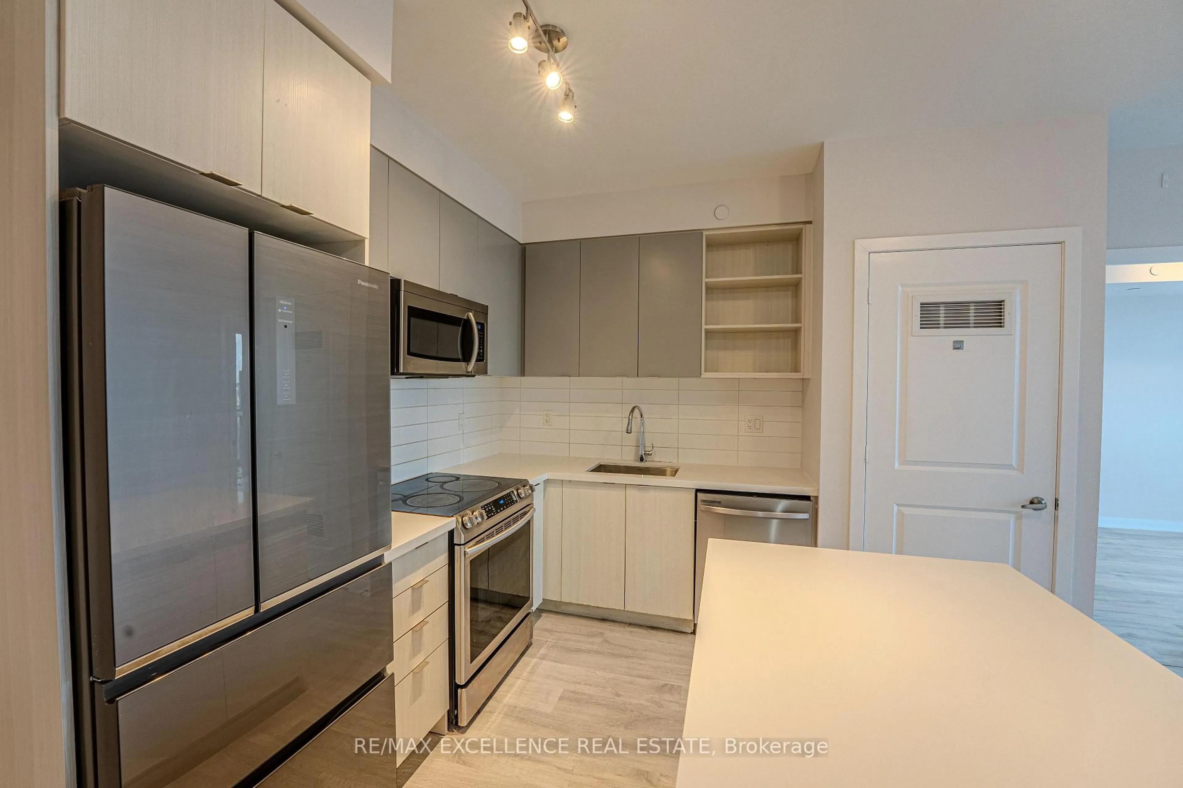 Standard kitchen, unknown for 4677 Glen Erin Dr #601, Mississauga Ontario L5M 2E3