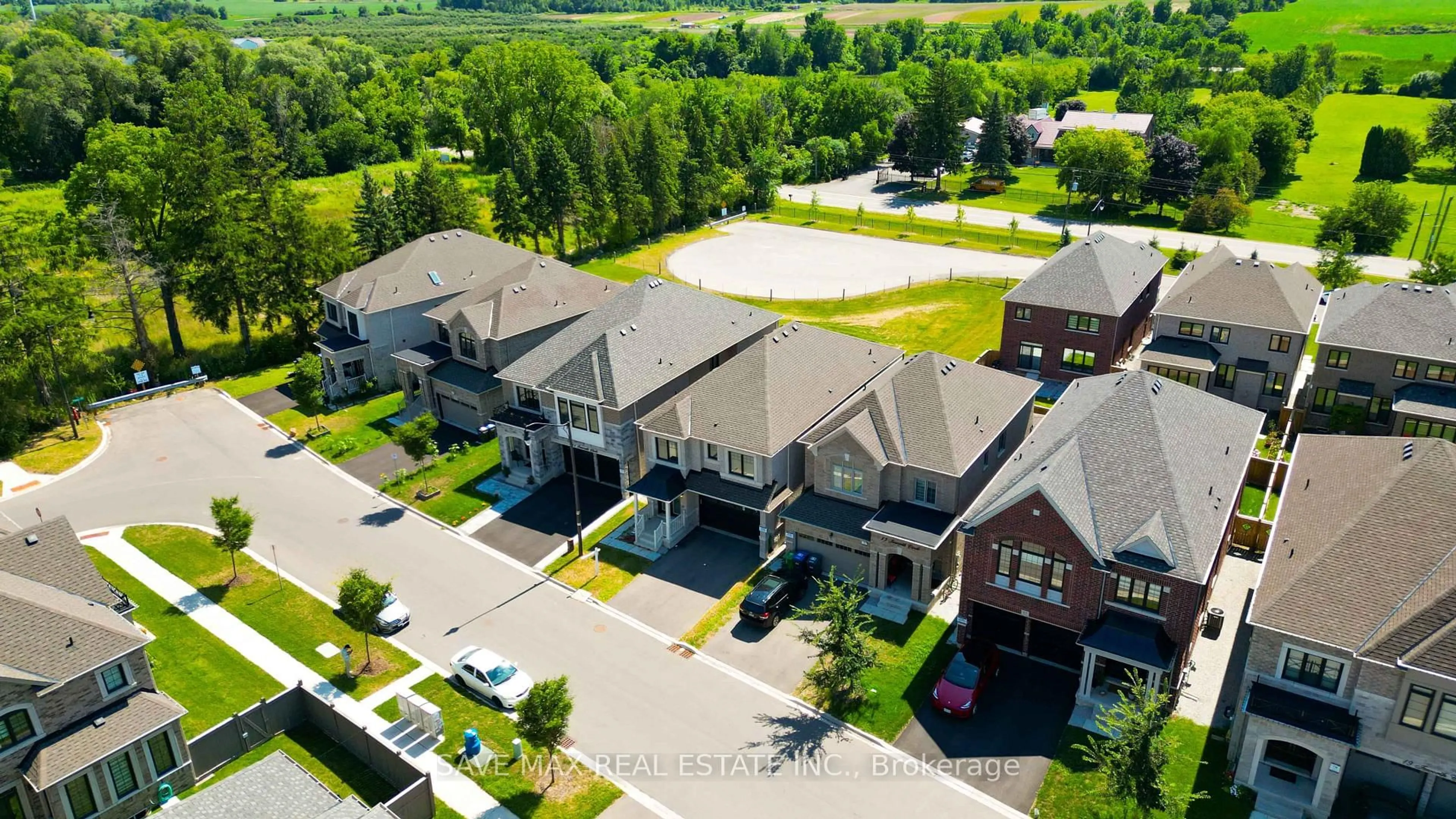 A pic from outside/outdoor area/front of a property/back of a property/a pic from drone, street for 13 Ixworth Circ, Brampton Ontario L6Y 6J8