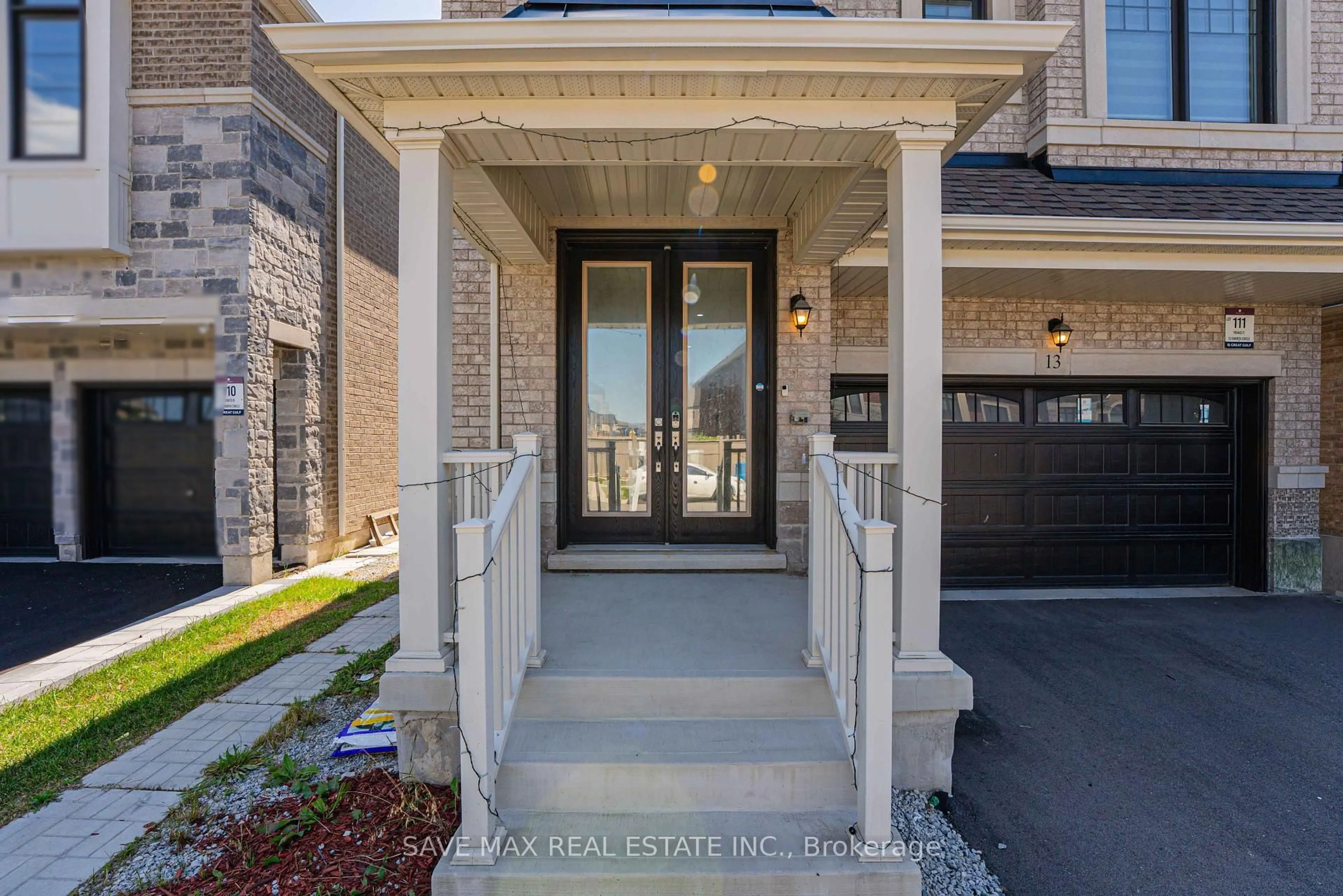 Indoor entryway for 13 Ixworth Circ, Brampton Ontario L6Y 6J8