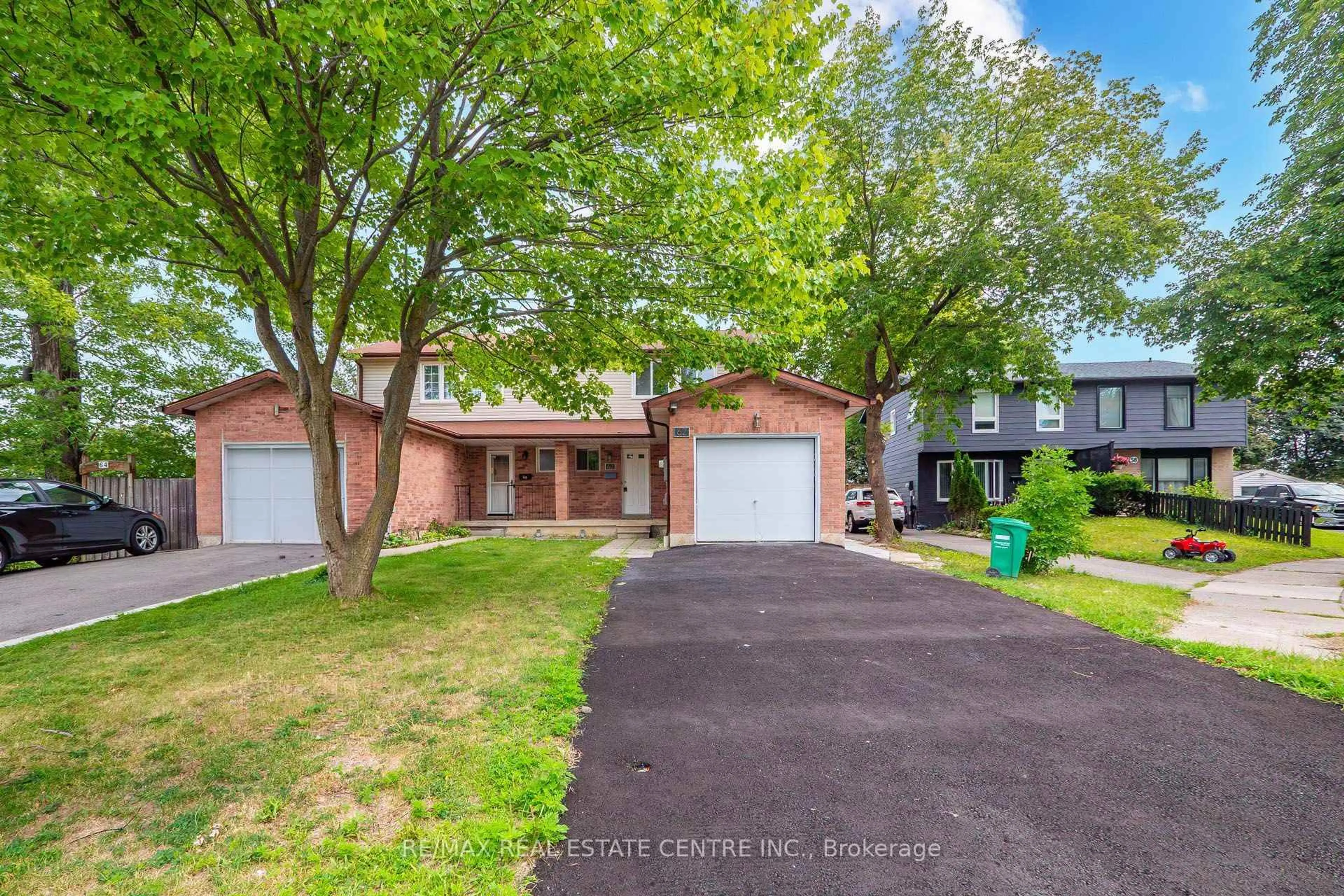 A pic from outside/outdoor area/front of a property/back of a property/a pic from drone, street for 62 Bramhall Circ, Brampton Ontario L6V 2G4