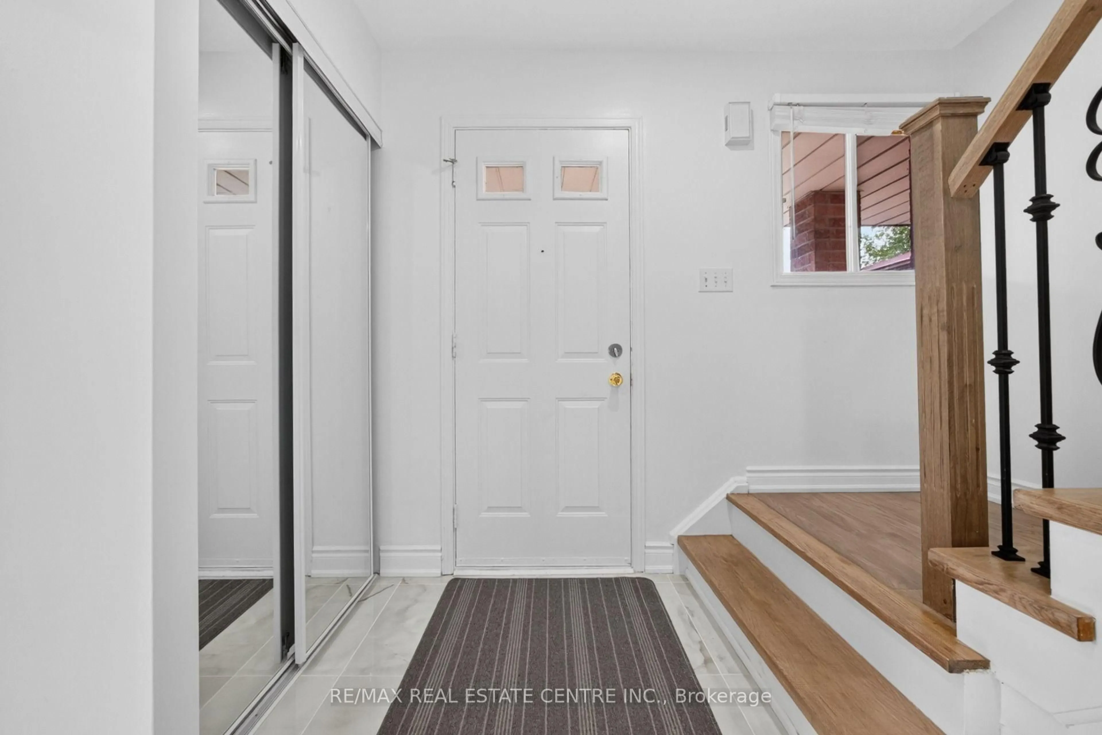 Indoor entryway for 62 Bramhall Circ, Brampton Ontario L6V 2G4
