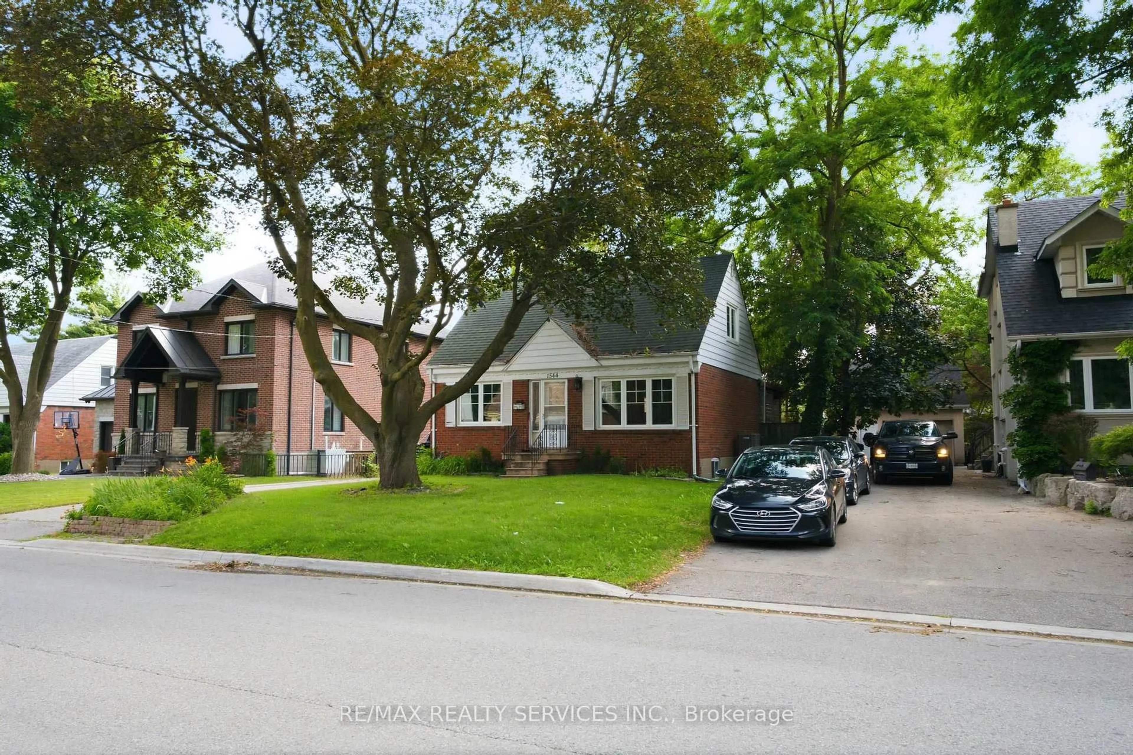 Home with brick exterior material, street for 1544 Alexandra Blvd, Mississauga Ontario L5E 2B6