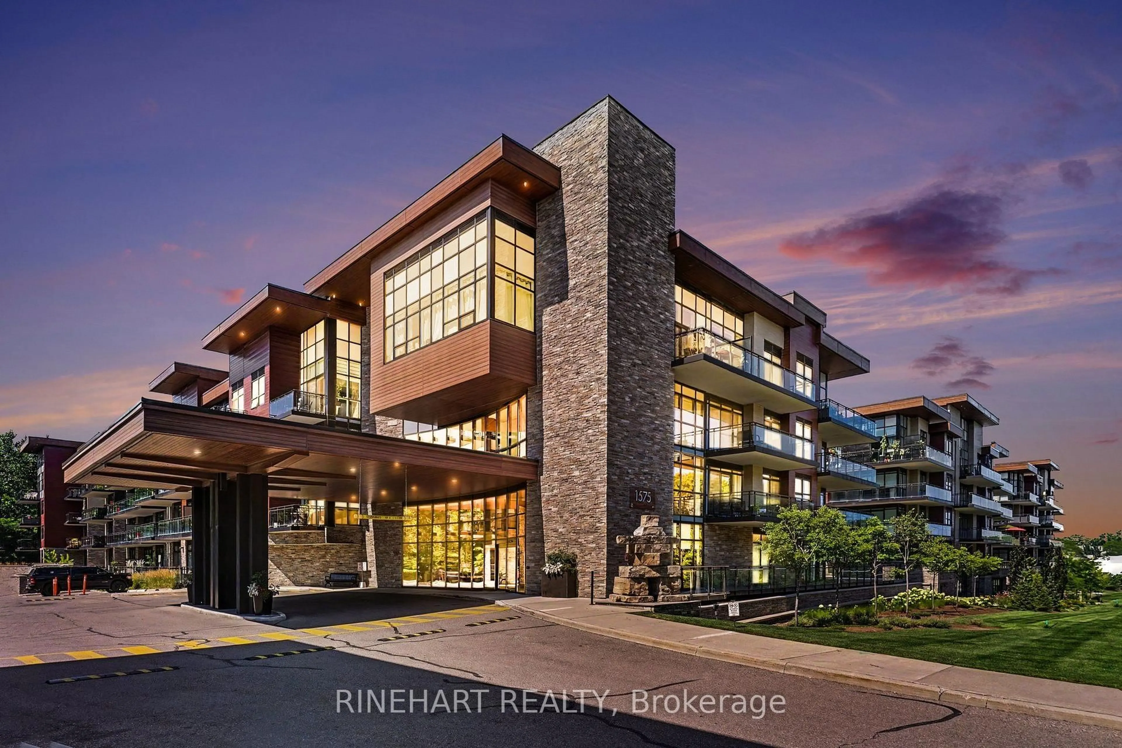 Indoor entryway for 1575 Lakeshore Rd #352, Mississauga Ontario L5J 0B1
