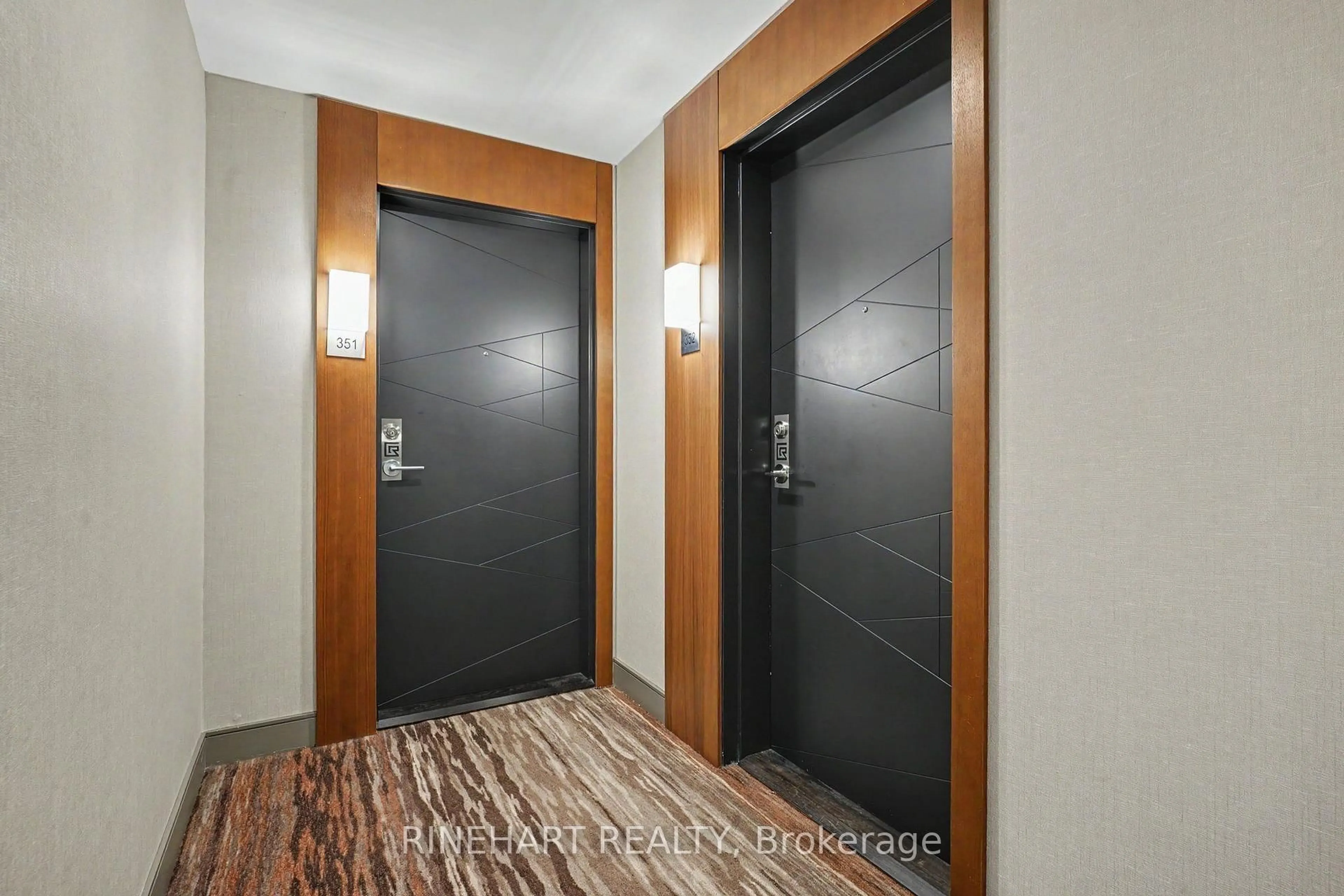 Indoor entryway for 1575 Lakeshore Rd #352, Mississauga Ontario L5J 0B1
