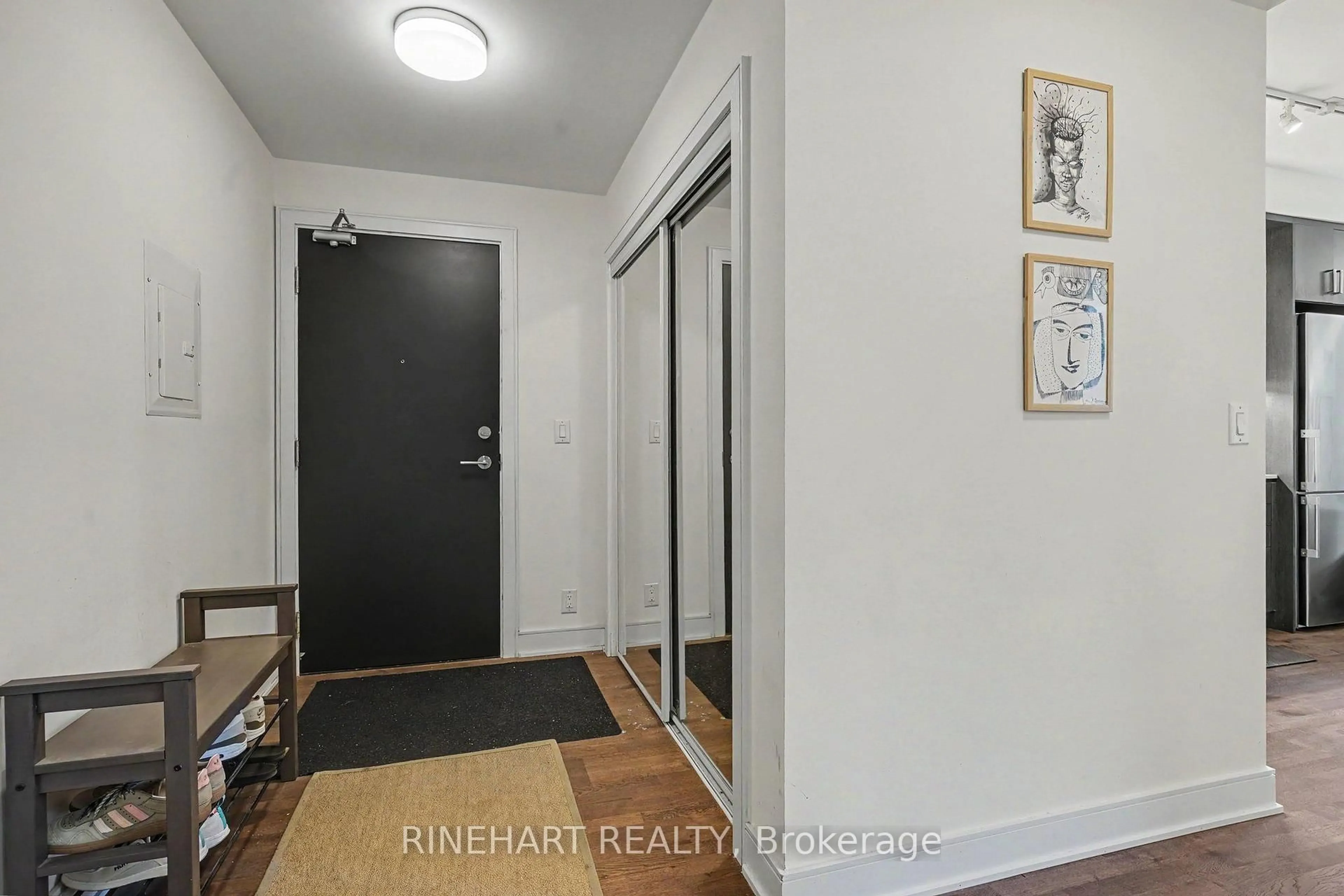 Indoor entryway for 1575 Lakeshore Rd #352, Mississauga Ontario L5J 0B1