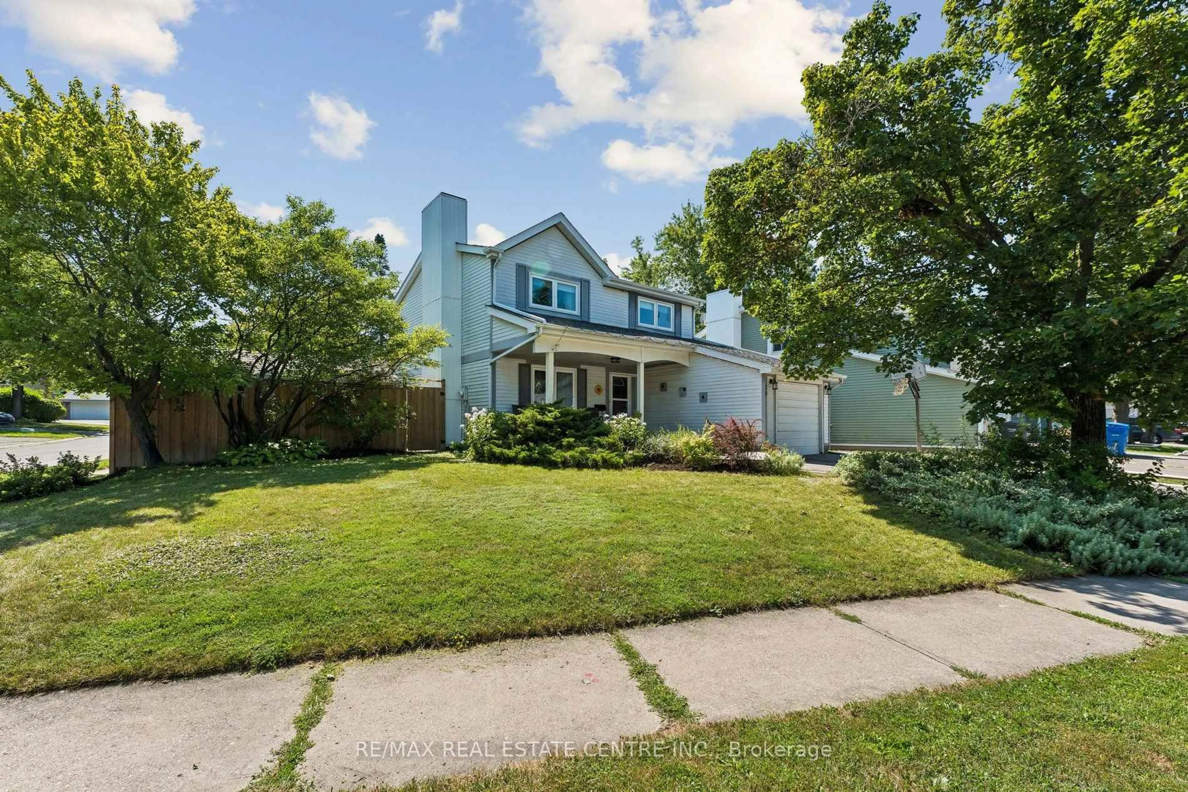 A pic from outside/outdoor area/front of a property/back of a property/a pic from drone, street for 29 Blueridge Sq, Brampton Ontario L6Z 1A2
