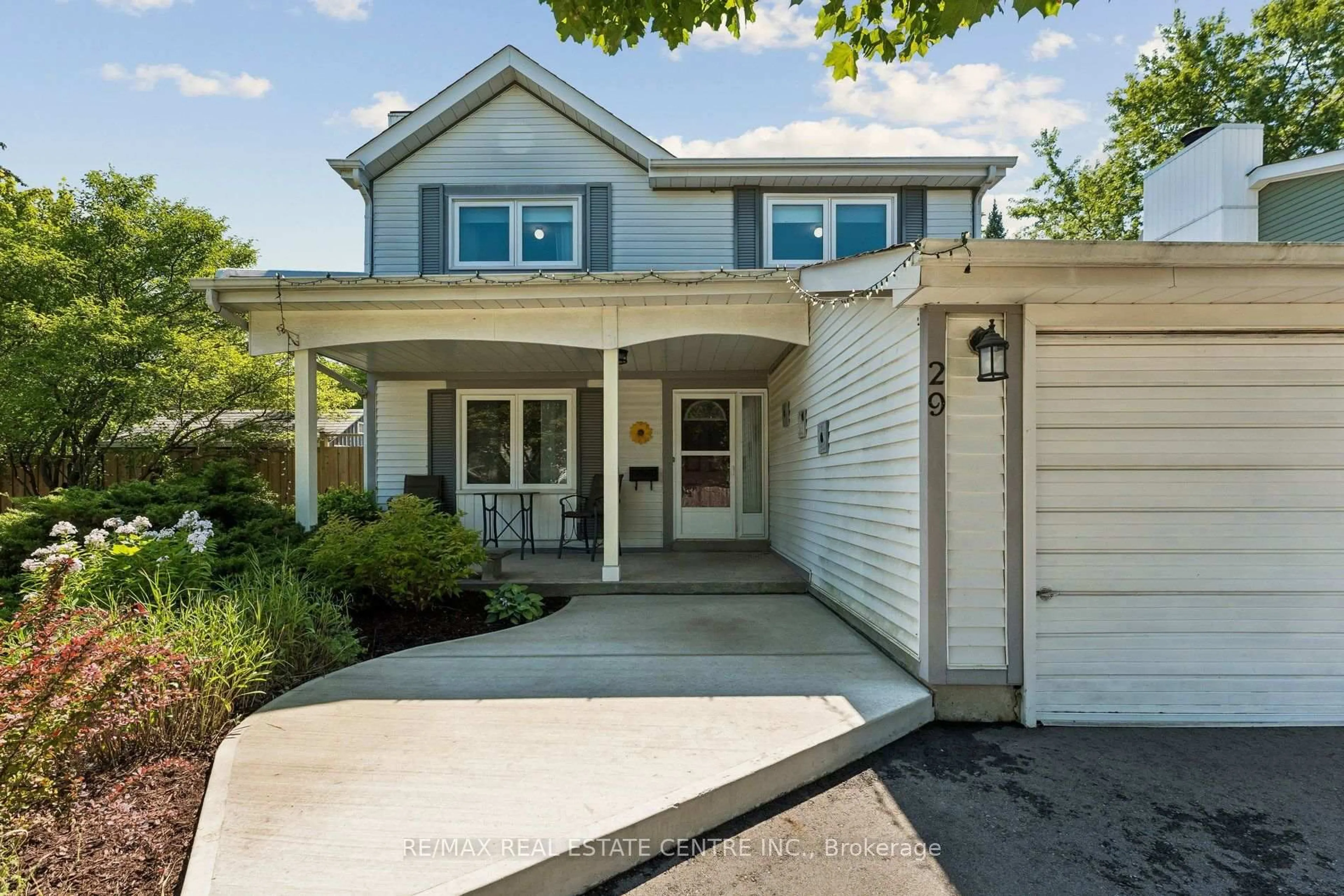 Home with vinyl exterior material, street for 29 Blueridge Sq, Brampton Ontario L6Z 1A2