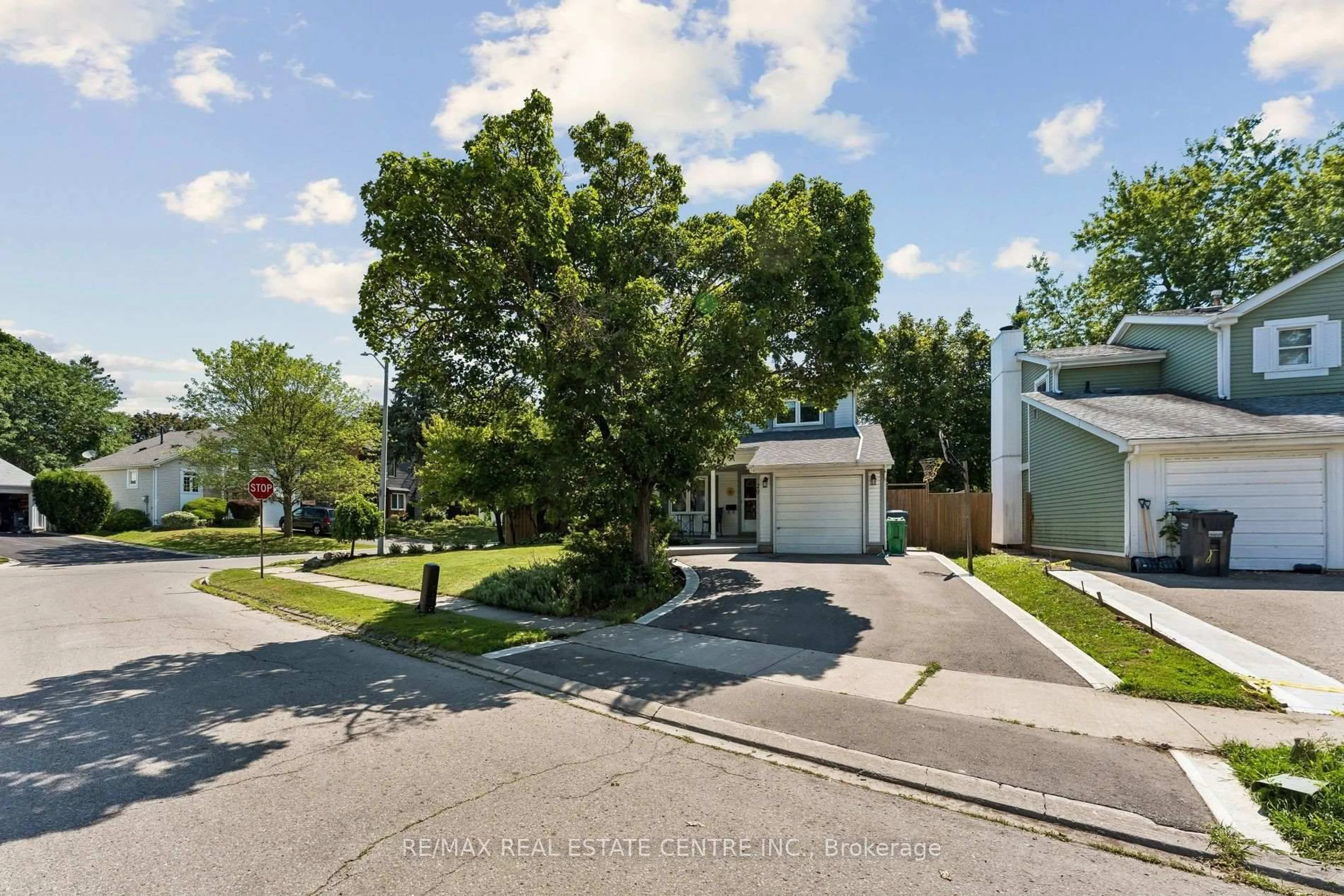 A pic from outside/outdoor area/front of a property/back of a property/a pic from drone, street for 29 Blueridge Sq, Brampton Ontario L6Z 1A2