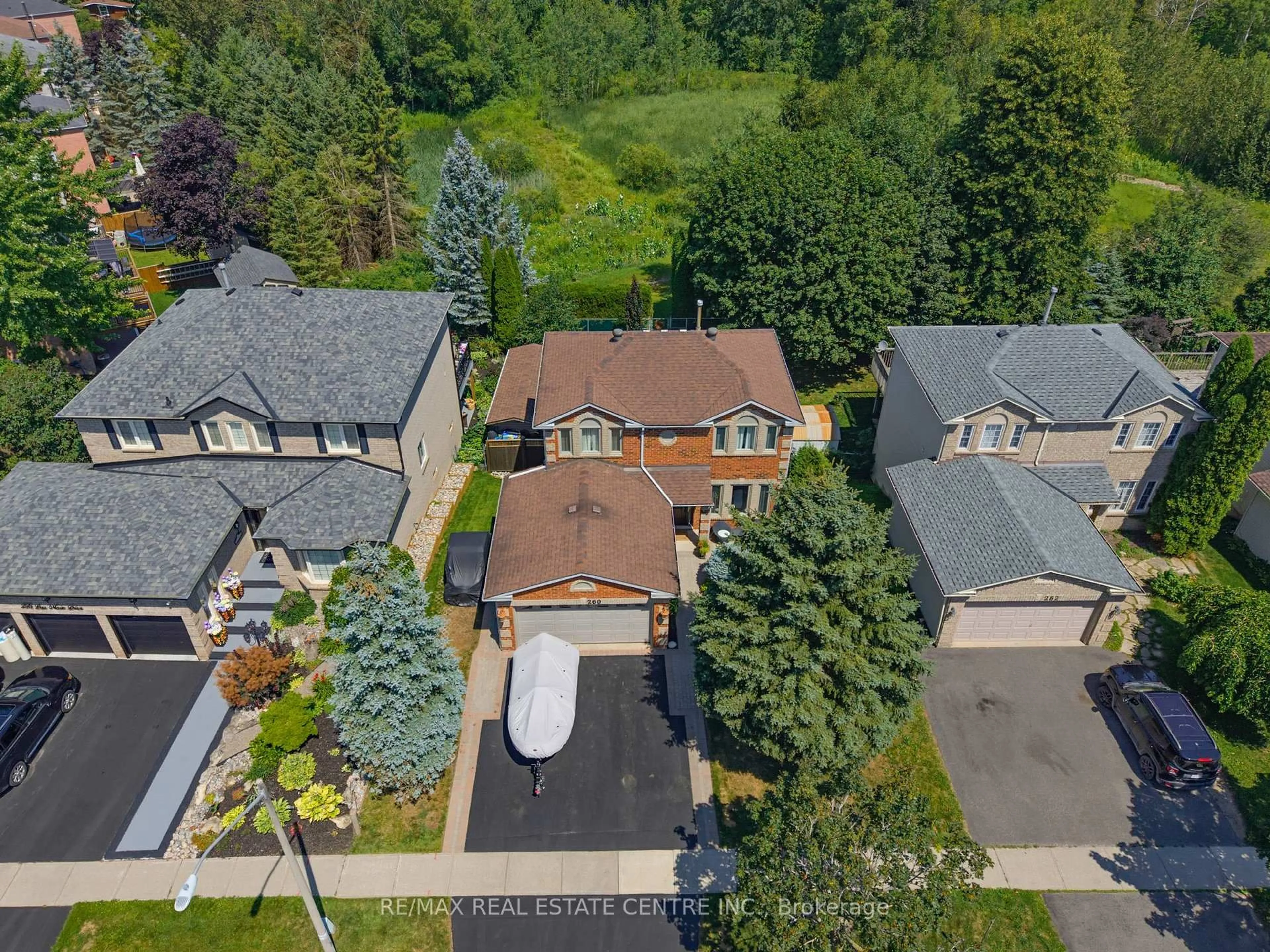 A pic from outside/outdoor area/front of a property/back of a property/a pic from drone, street for 260 Lisa Marie Dr, Orangeville Ontario L9W 4P4