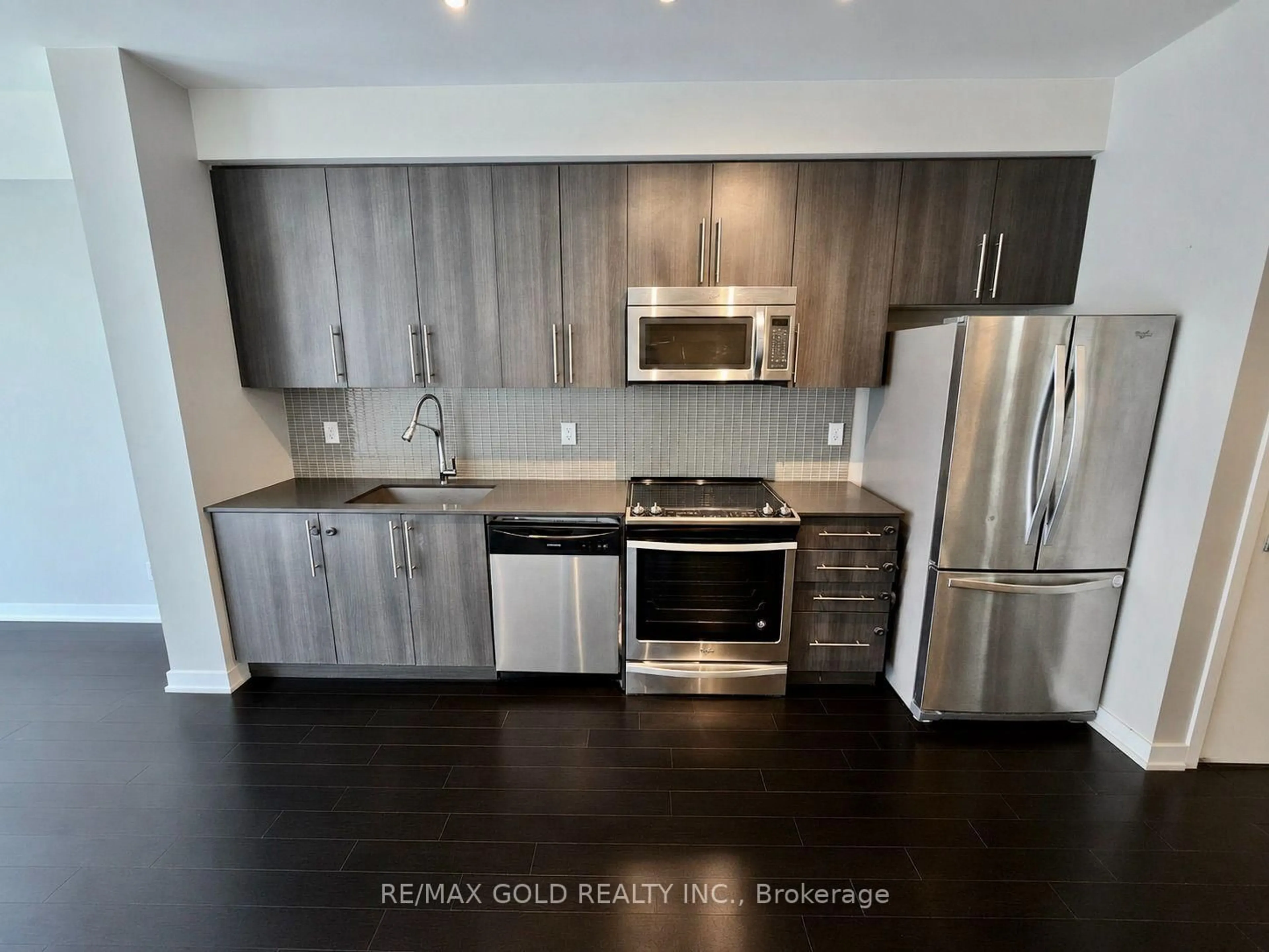 Open concept kitchen, wood/laminate floor for 510 Curran Pl #2006, Mississauga Ontario L5B 0J6