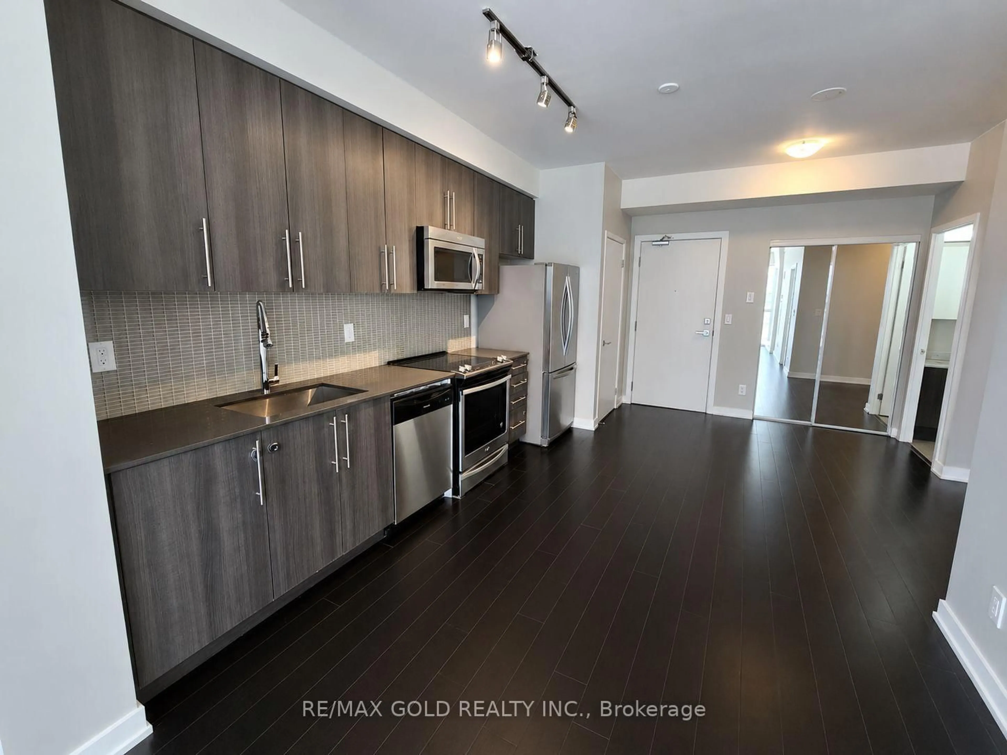 Open concept kitchen, wood/laminate floor for 510 Curran Pl #2006, Mississauga Ontario L5B 0J6