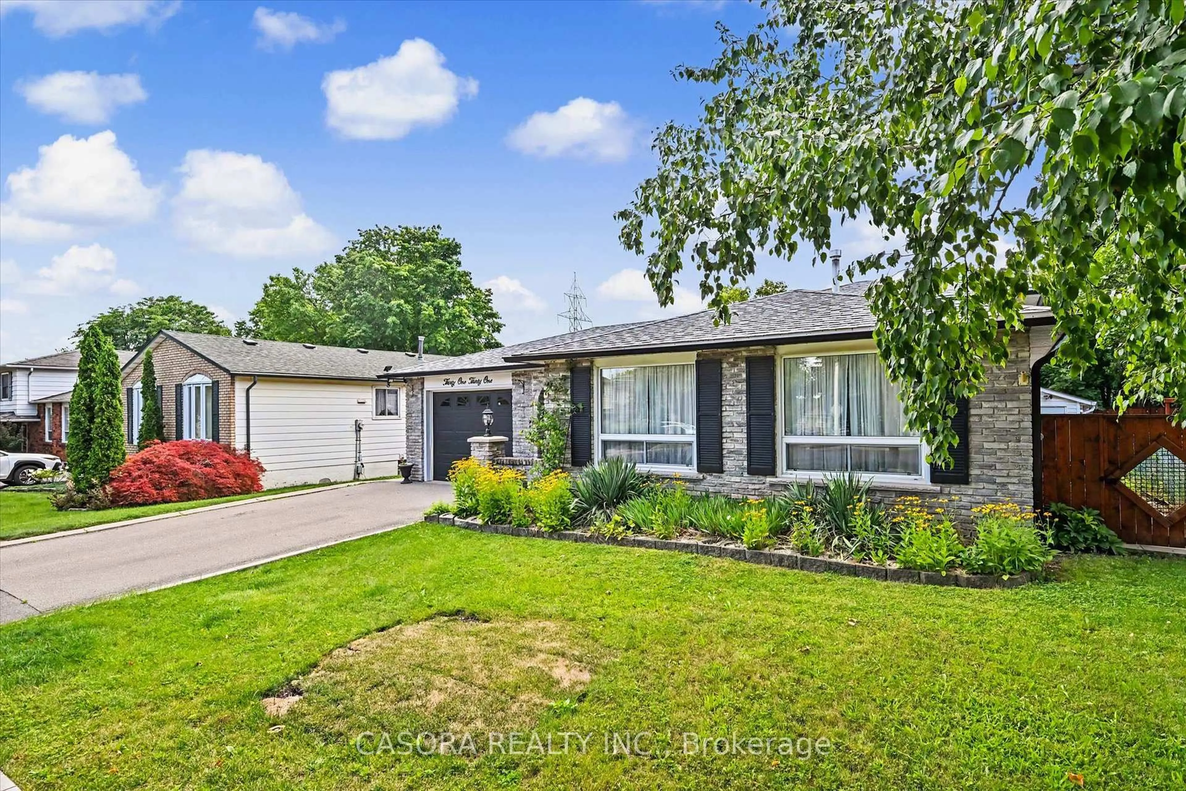 A pic from outside/outdoor area/front of a property/back of a property/a pic from drone, street for 3131 Palmer Dr, Burlington Ontario L7M 1L3