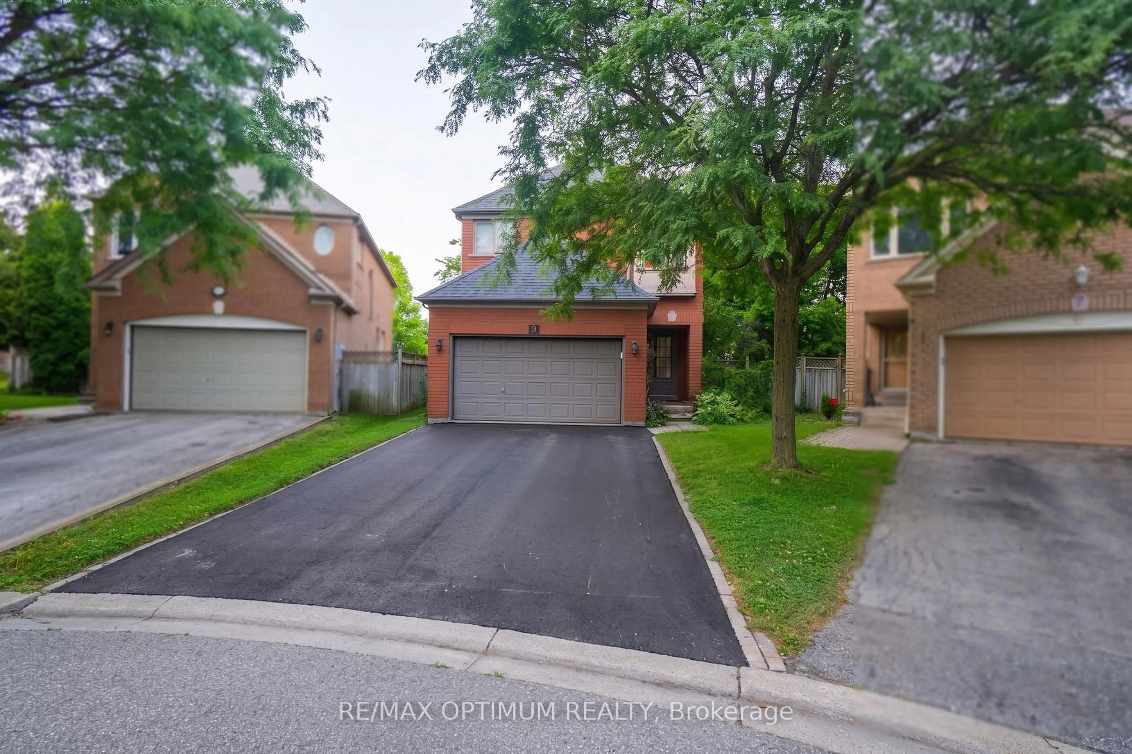 A pic from outside/outdoor area/front of a property/back of a property/a pic from drone, street for 9 Inwood Pl, Brampton Ontario L6R 1T2