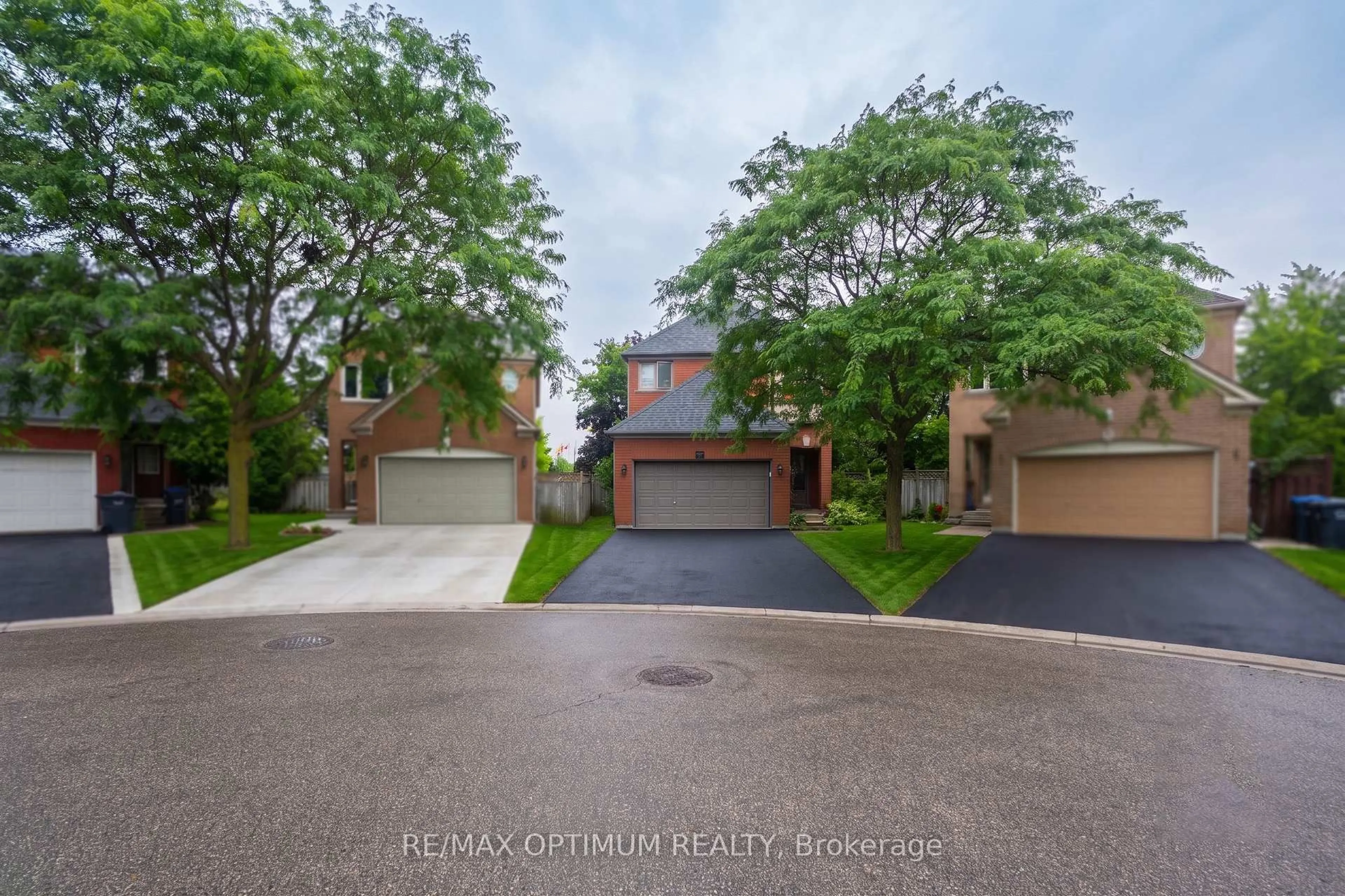 A pic from outside/outdoor area/front of a property/back of a property/a pic from drone, street for 9 Inwood Pl, Brampton Ontario L6R 1T2