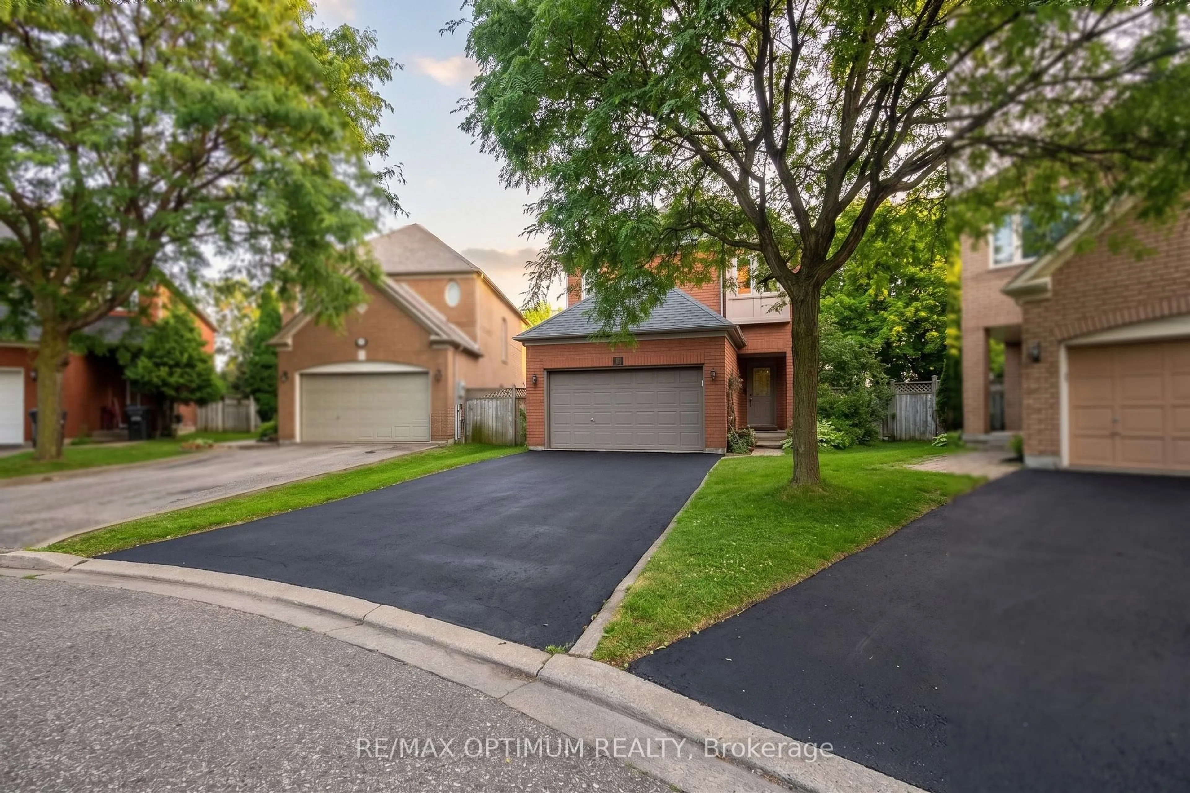 A pic from outside/outdoor area/front of a property/back of a property/a pic from drone, street for 9 Inwood Pl, Brampton Ontario L6R 1T2