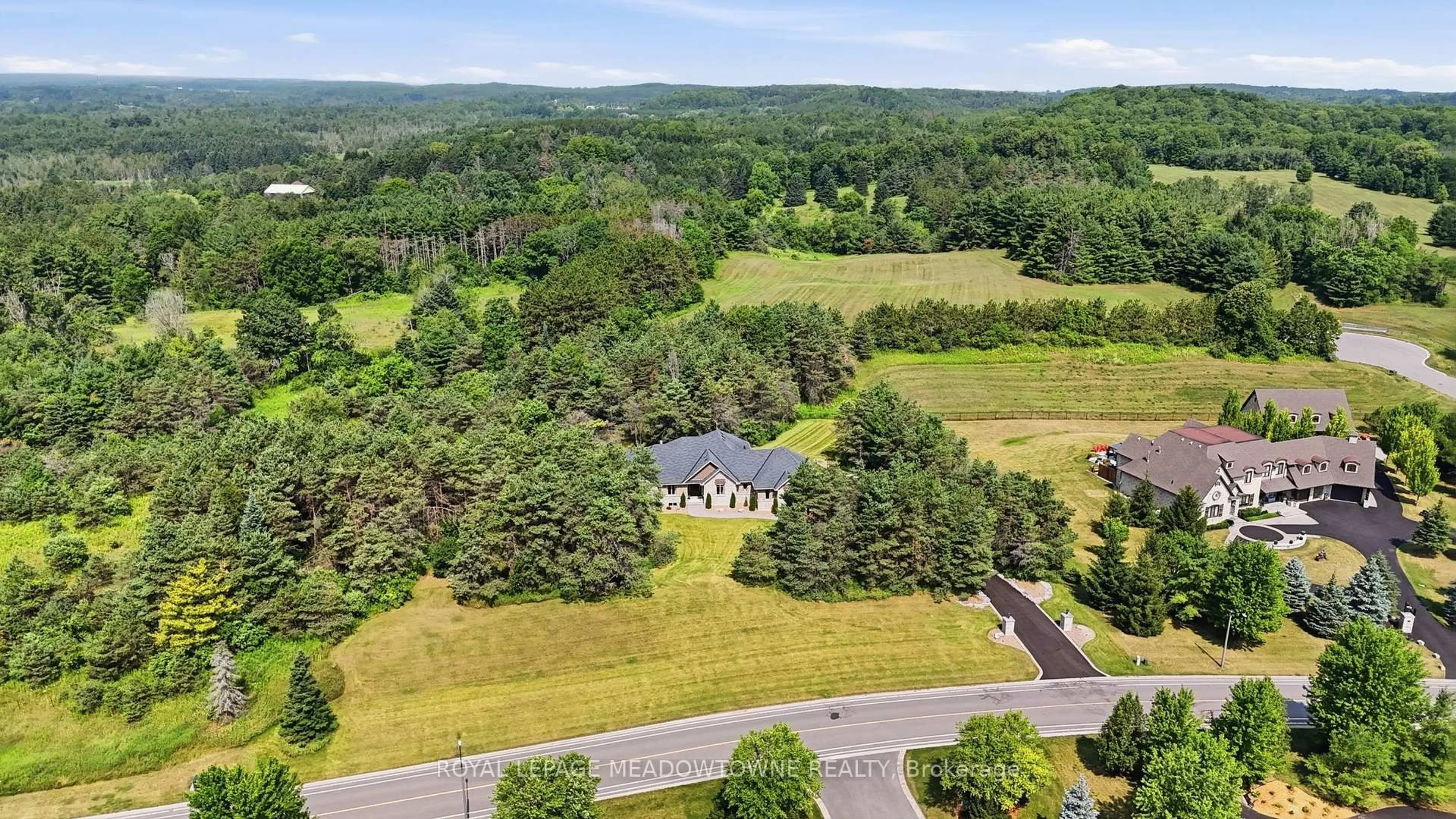 A pic from outside/outdoor area/front of a property/back of a property/a pic from drone, mountain view for 20 Buckstown Tr, Caledon Ontario L7E 4H7
