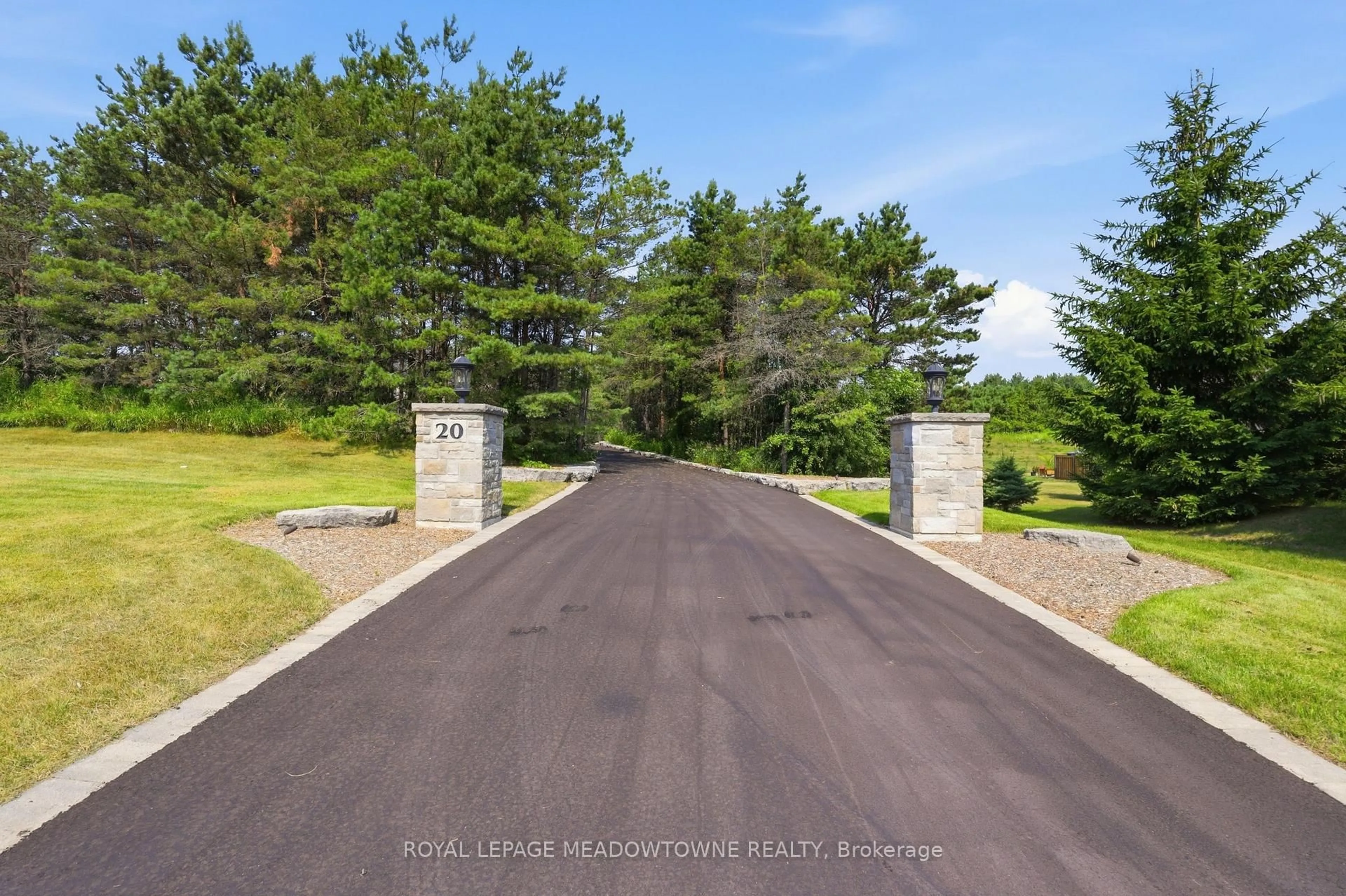 A pic from outside/outdoor area/front of a property/back of a property/a pic from drone, street for 20 Buckstown Tr, Caledon Ontario L7E 4H7
