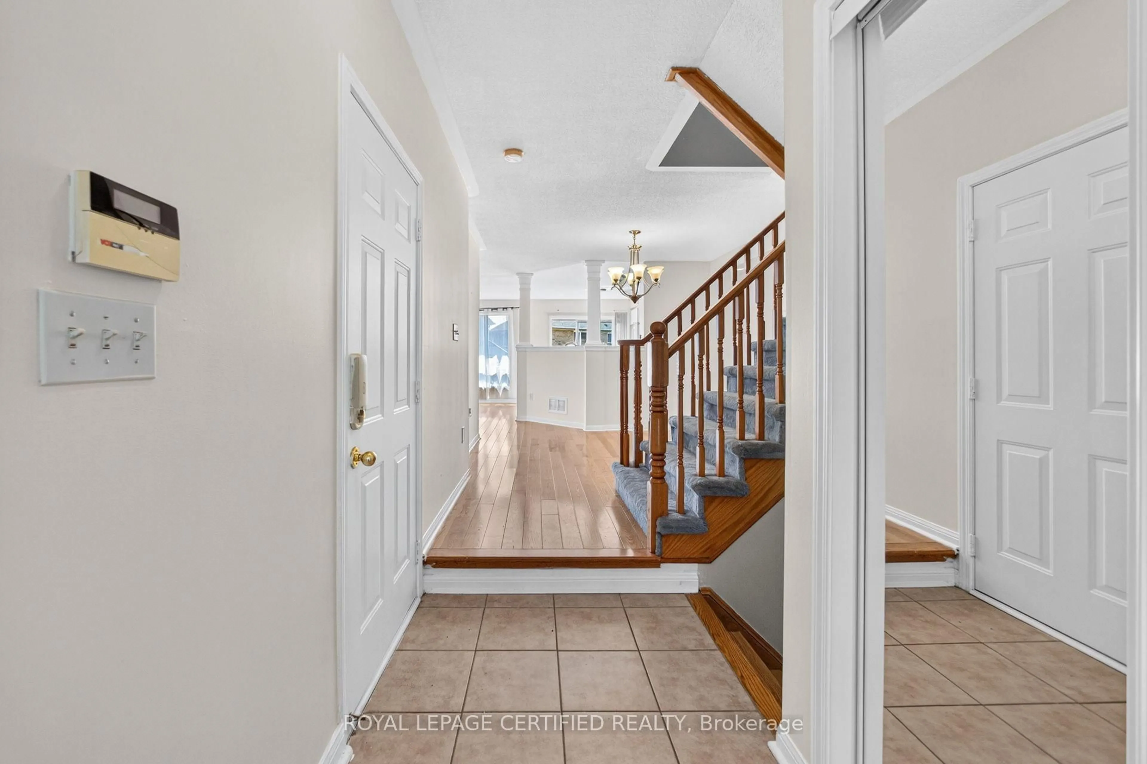 Indoor entryway for 464 Collis Crt, Milton Ontario L9T 5N1