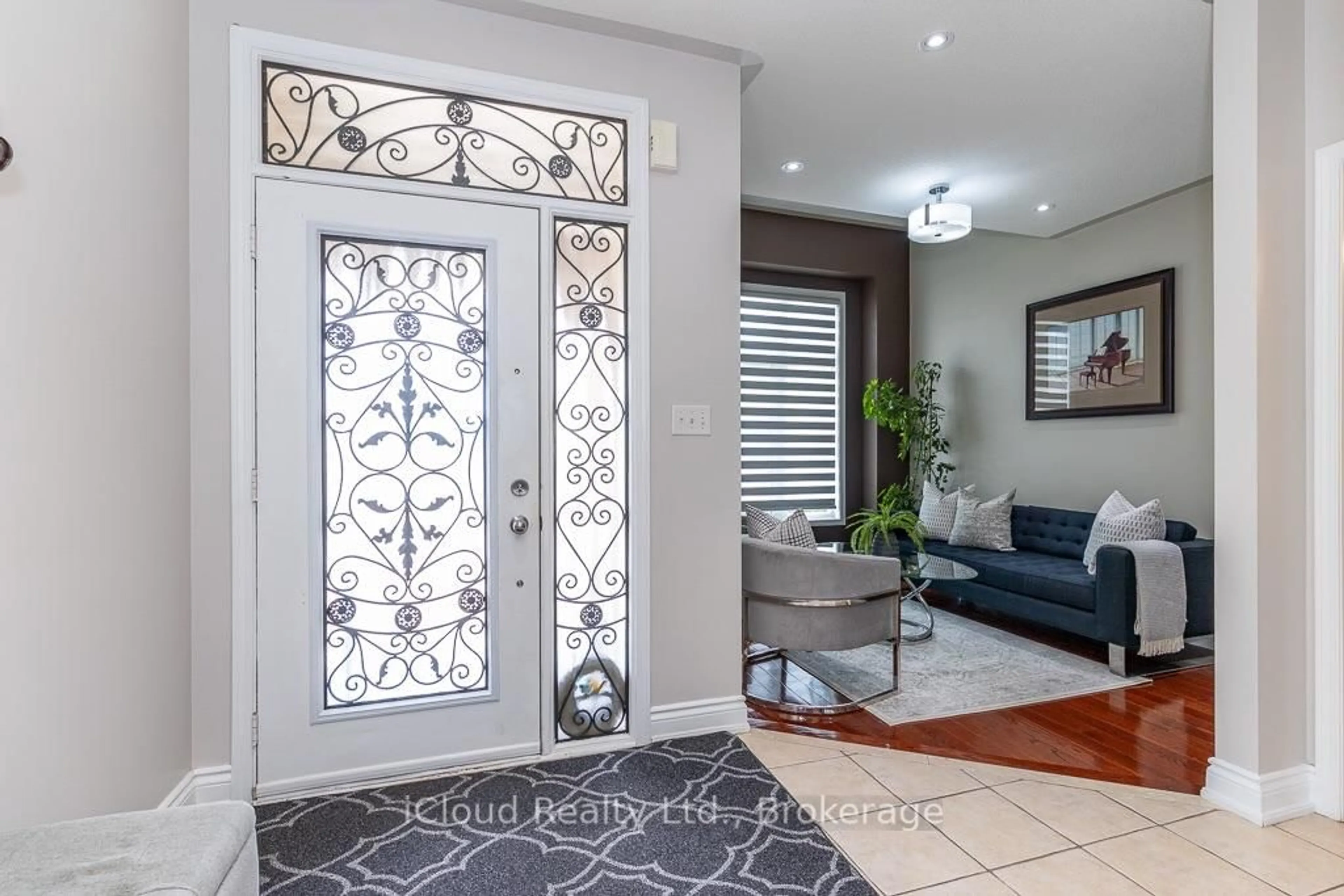Indoor entryway for 3340 Ferris St, Burlington Ontario L7M 0J8