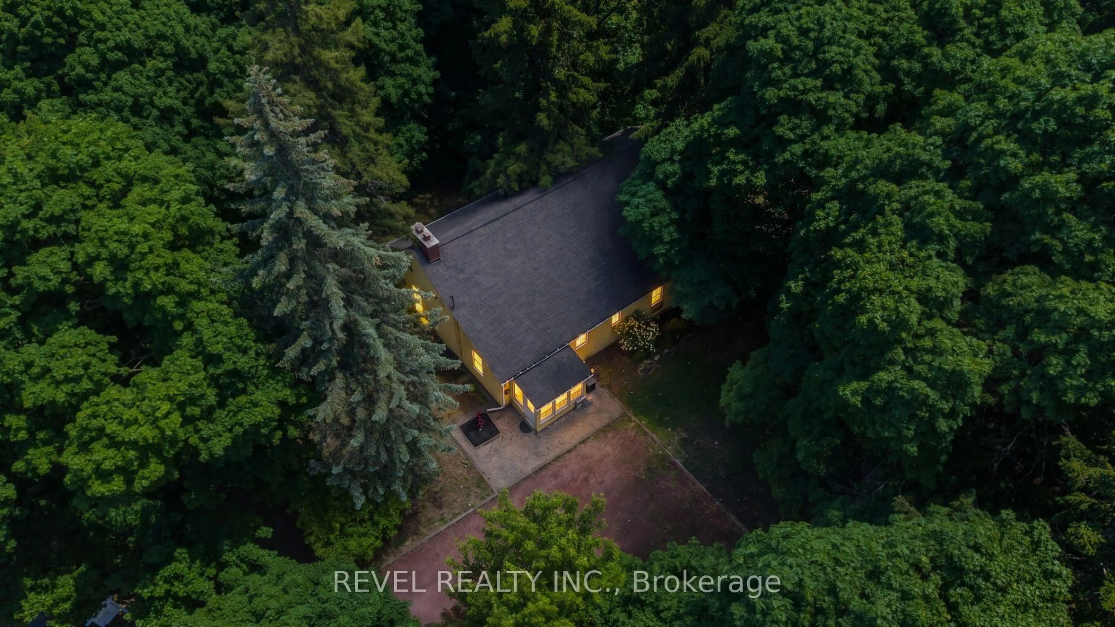 A pic from outside/outdoor area/front of a property/back of a property/a pic from drone, forest/trees view for 41 Mill St, Mississauga Ontario L5M 1Y3