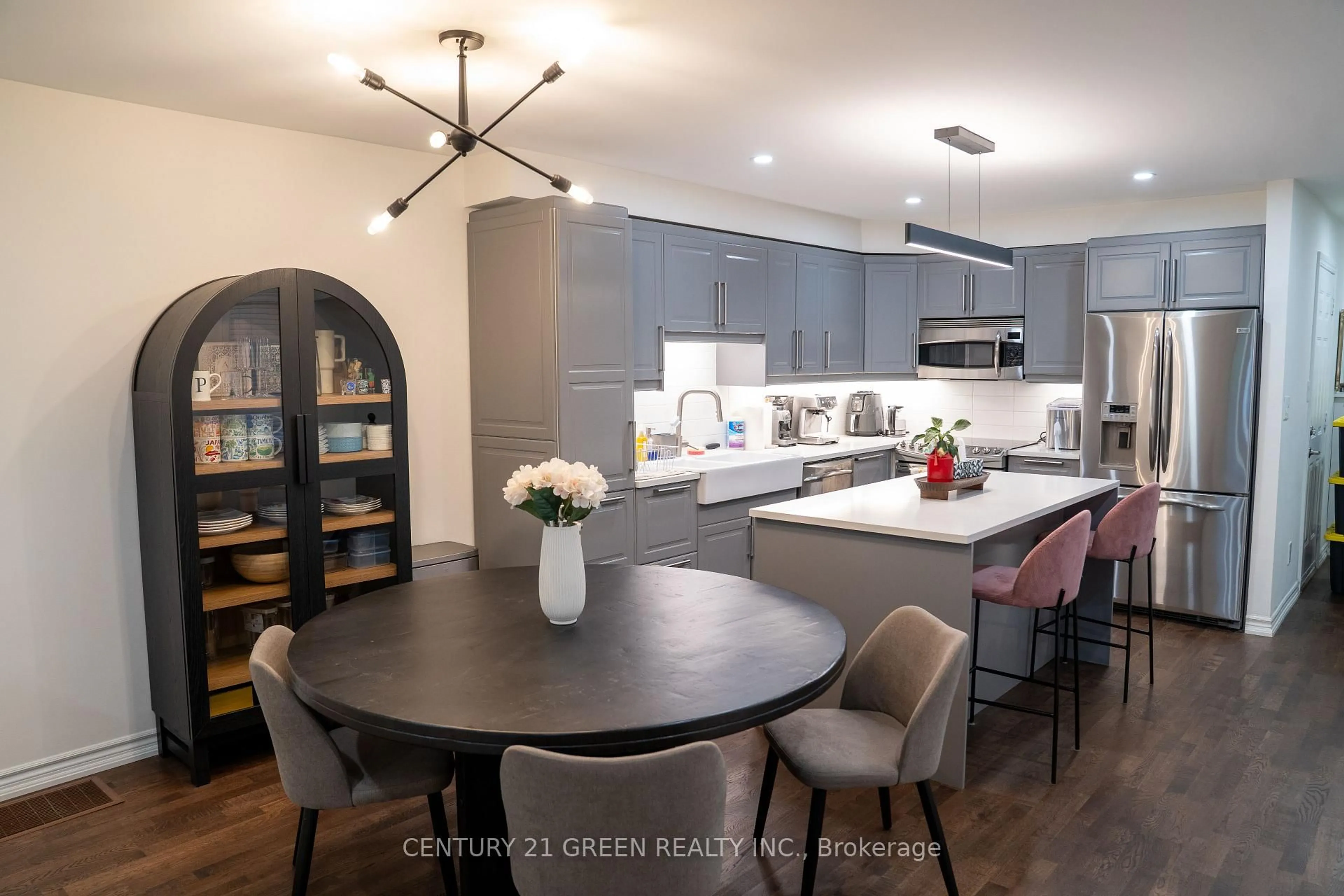 Open concept kitchen, ceramic/tile floor for 72 Grapevine Rd, Caledon Ontario L7E 2R3
