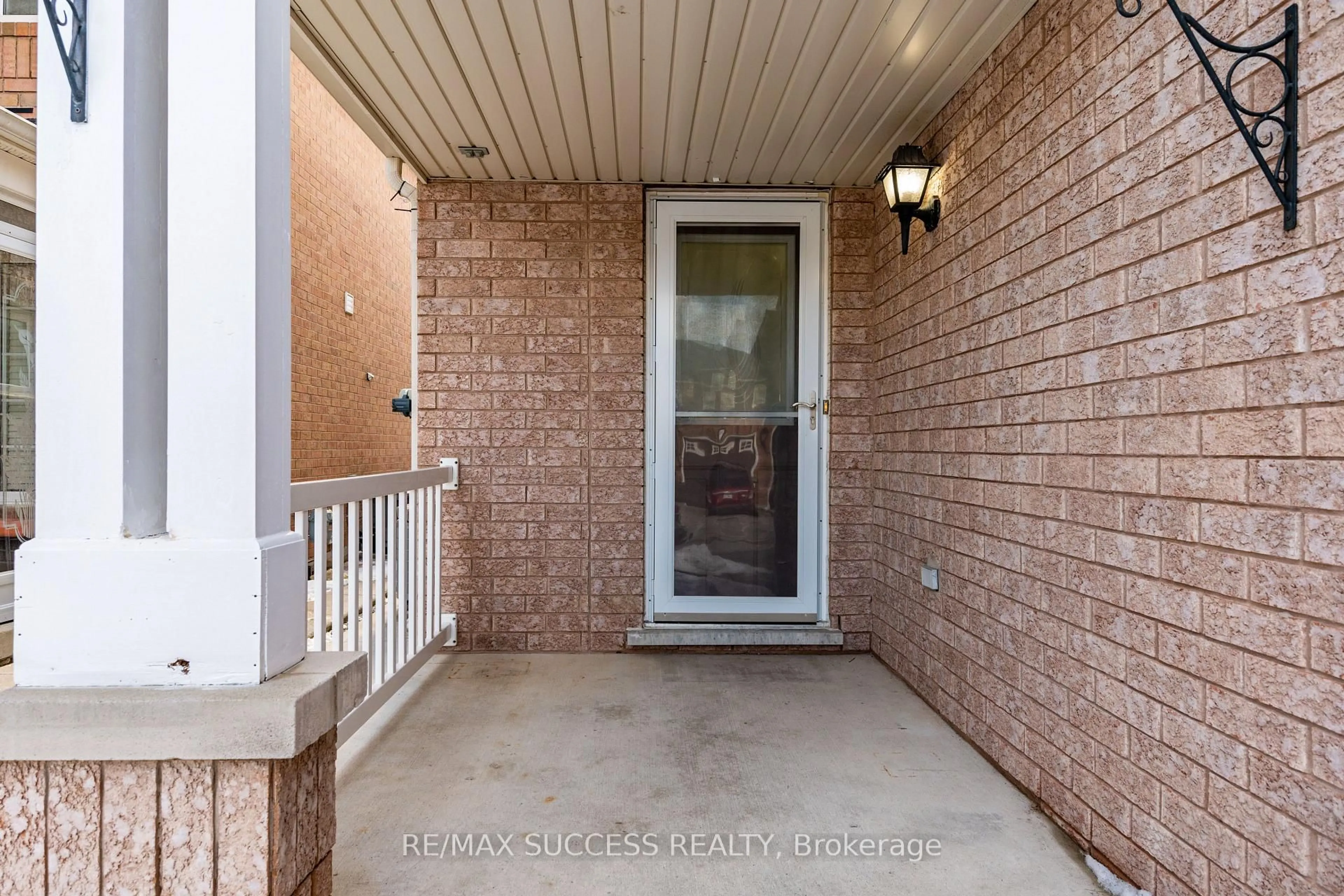 Indoor entryway for 3752 Milkwood Cres, Mississauga Ontario L5N 8H3
