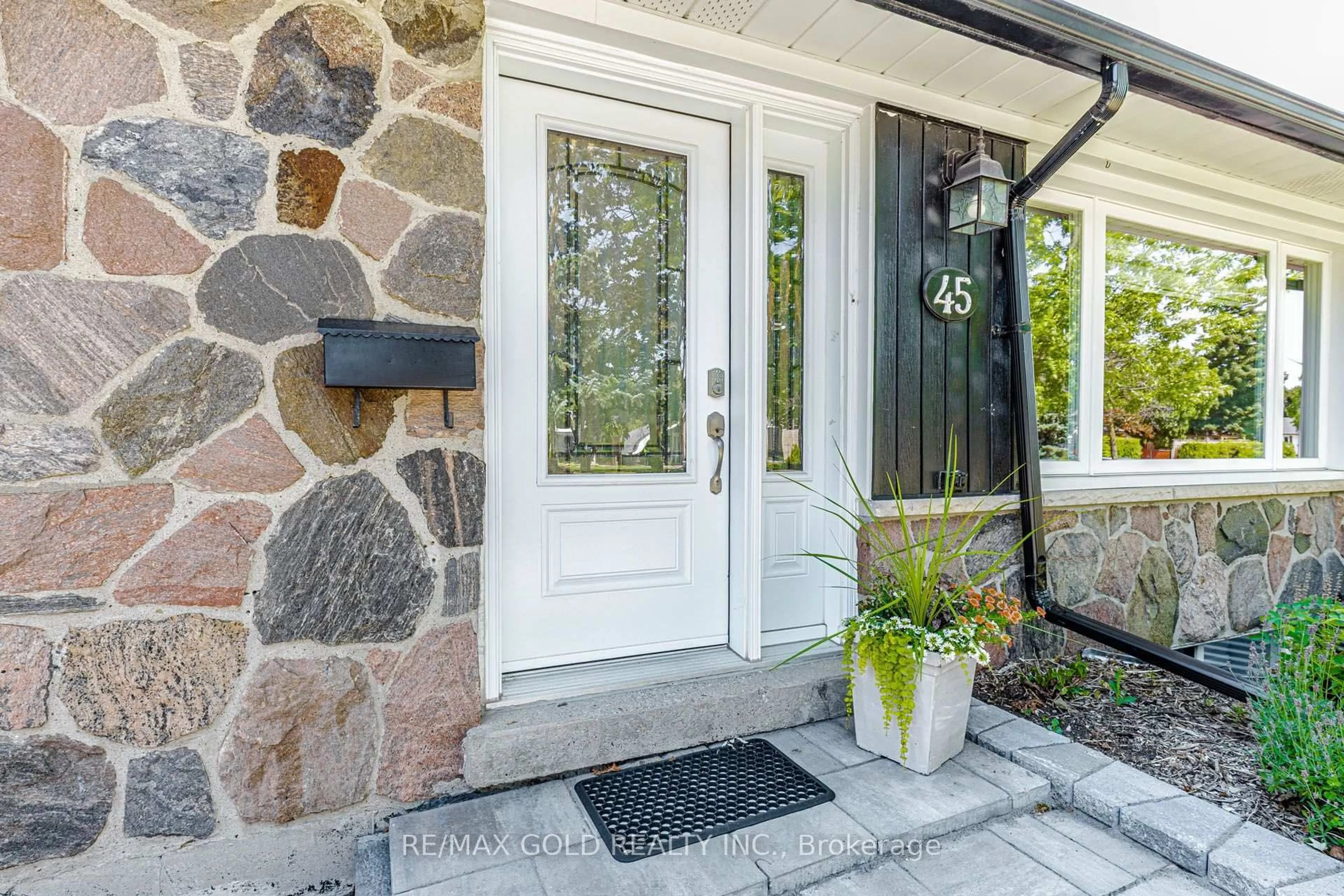 Indoor entryway for 45 Grange Dr, Brampton Ontario L6X 2H1