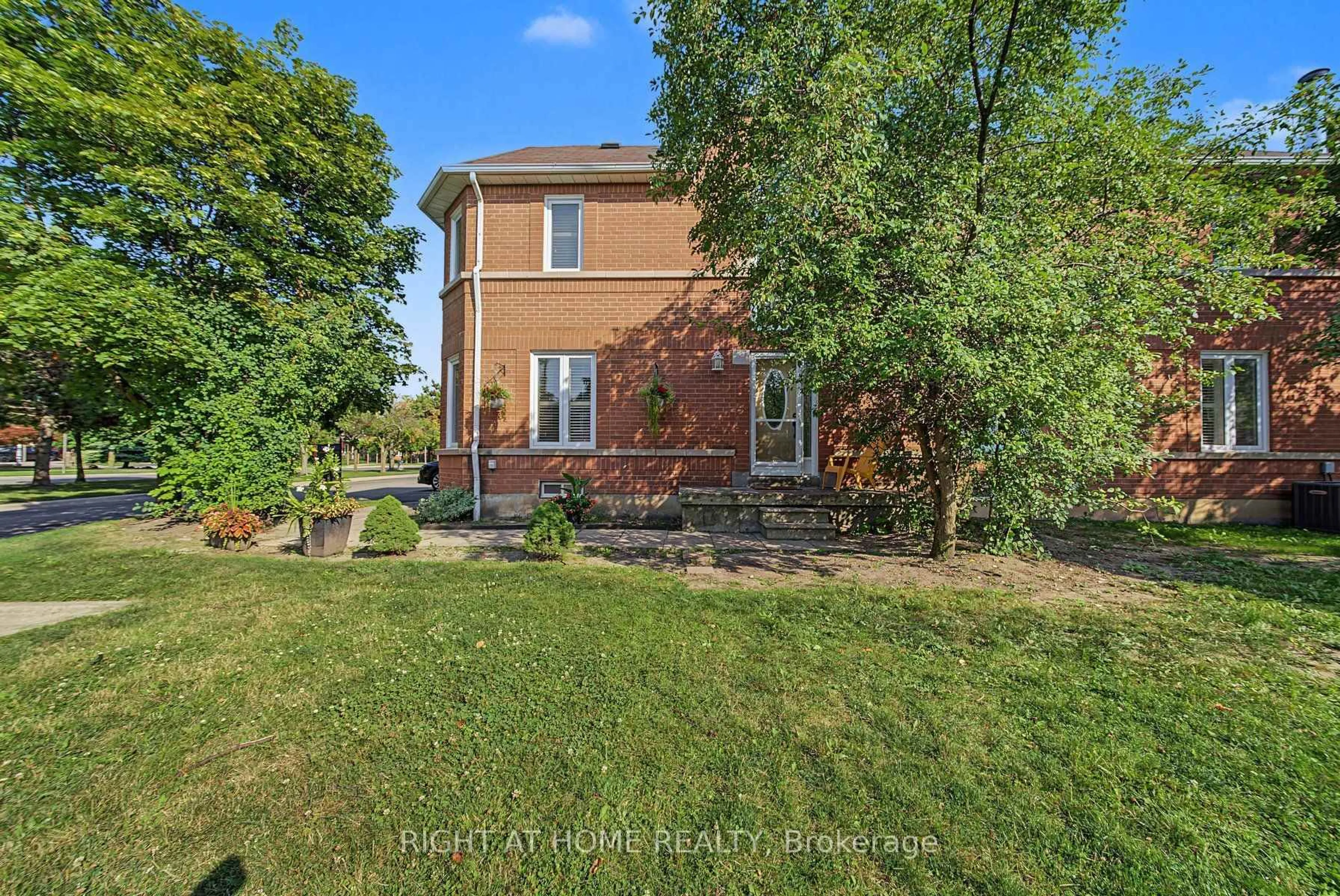 A pic from outside/outdoor area/front of a property/back of a property/a pic from drone, street for 6050 Bidwell Tr #59, Mississauga Ontario L5V 1V6