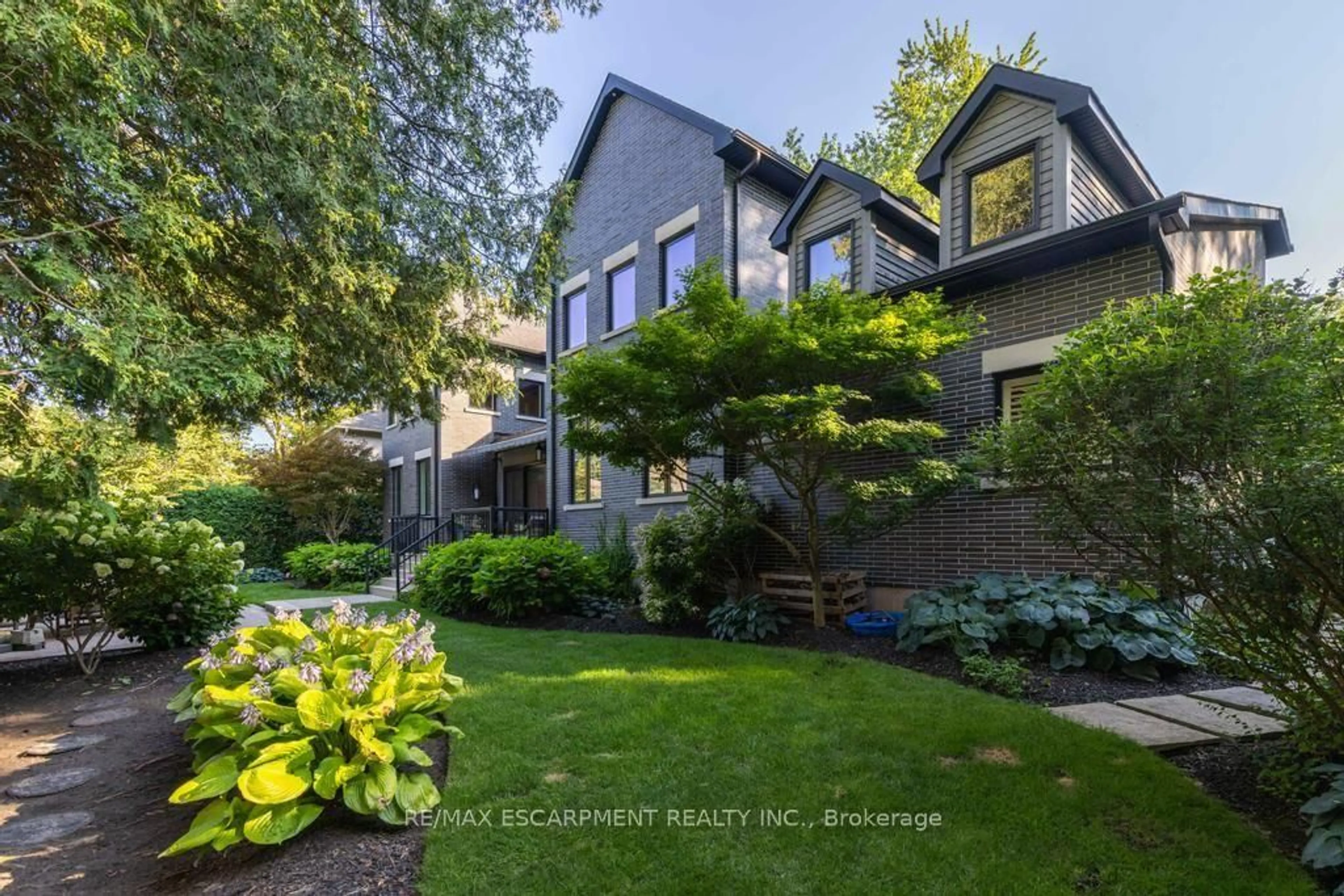 A pic from outside/outdoor area/front of a property/back of a property/a pic from drone, street for 253 Rossmore Blvd, Burlington Ontario L7N 1R4