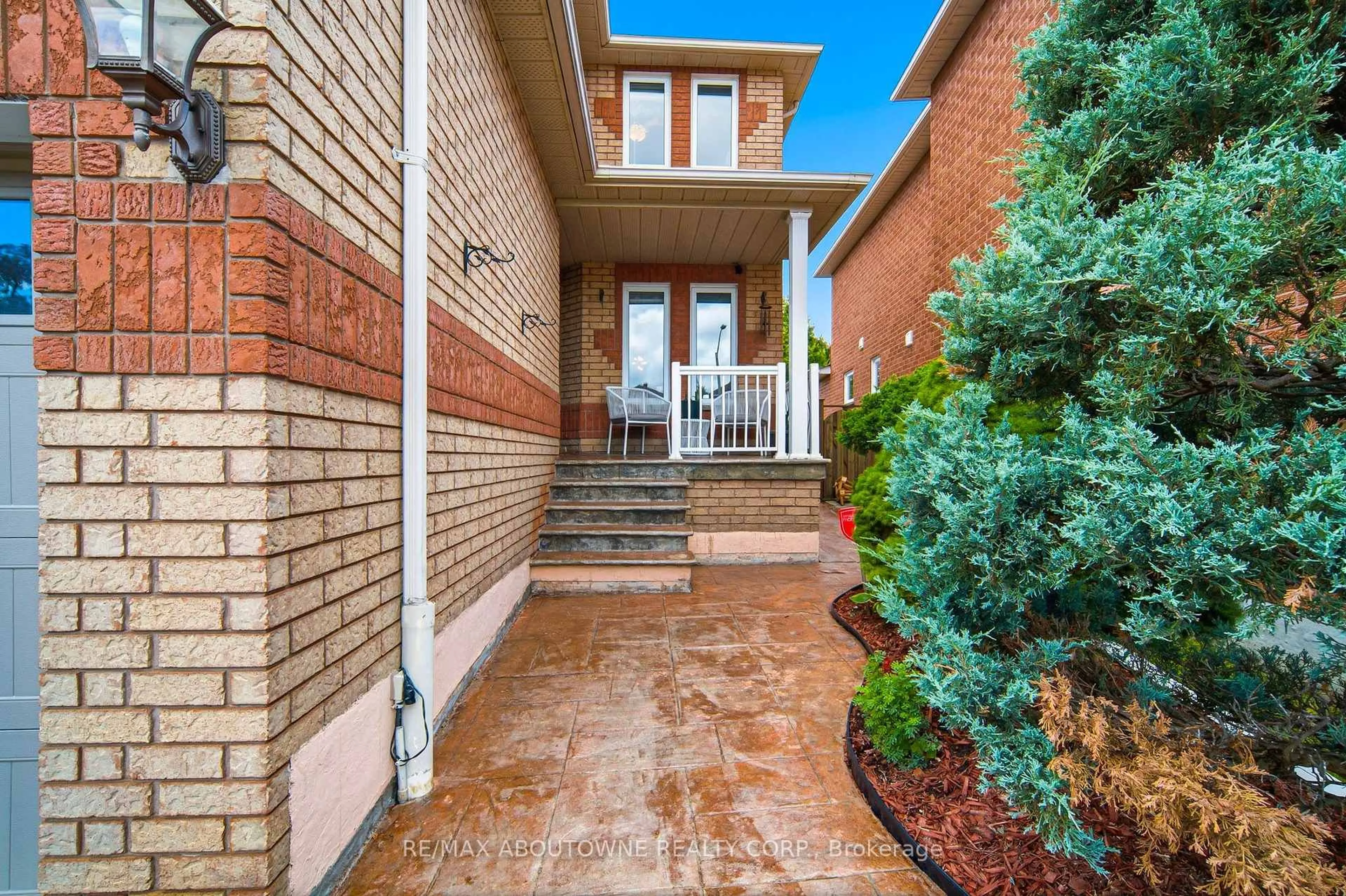 Home with brick exterior material, street for 5184 Red Brush Dr, Mississauga Ontario L4Z 3Z8
