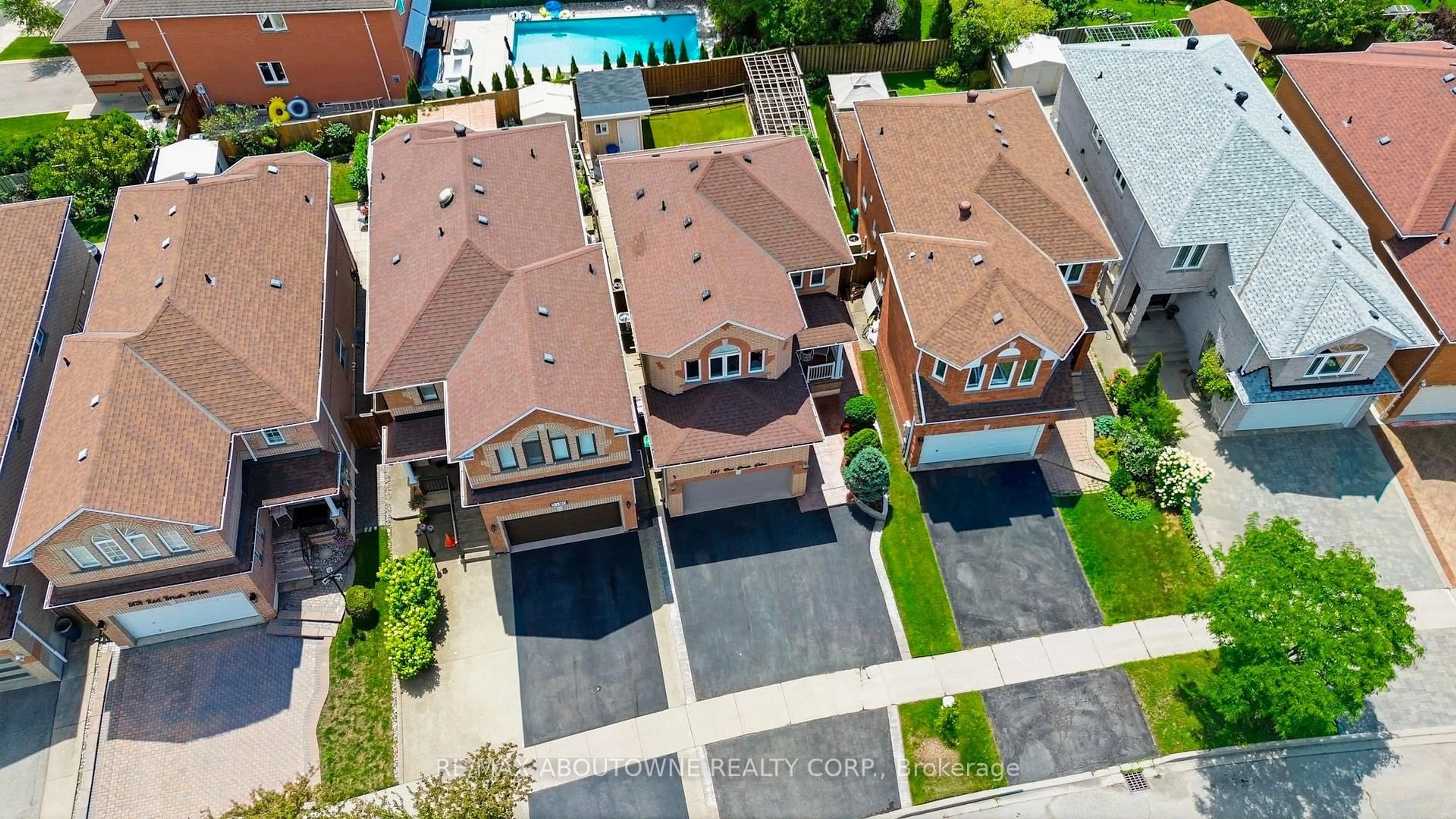 A pic from outside/outdoor area/front of a property/back of a property/a pic from drone, street for 5184 Red Brush Dr, Mississauga Ontario L4Z 3Z8
