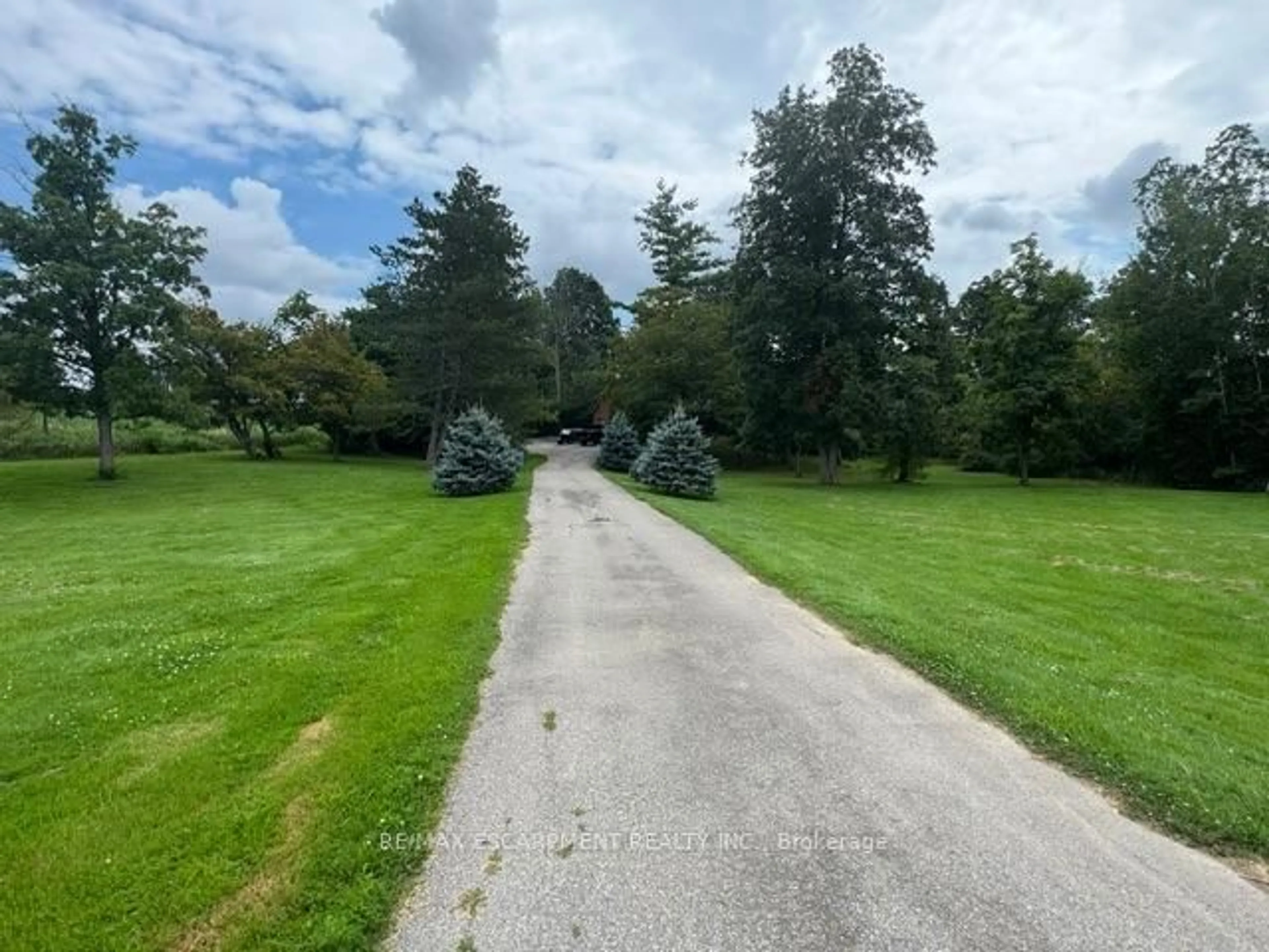 A pic from outside/outdoor area/front of a property/back of a property/a pic from drone, unknown for 2210 1 Sideroad, Burlington Ontario L7P 0S7