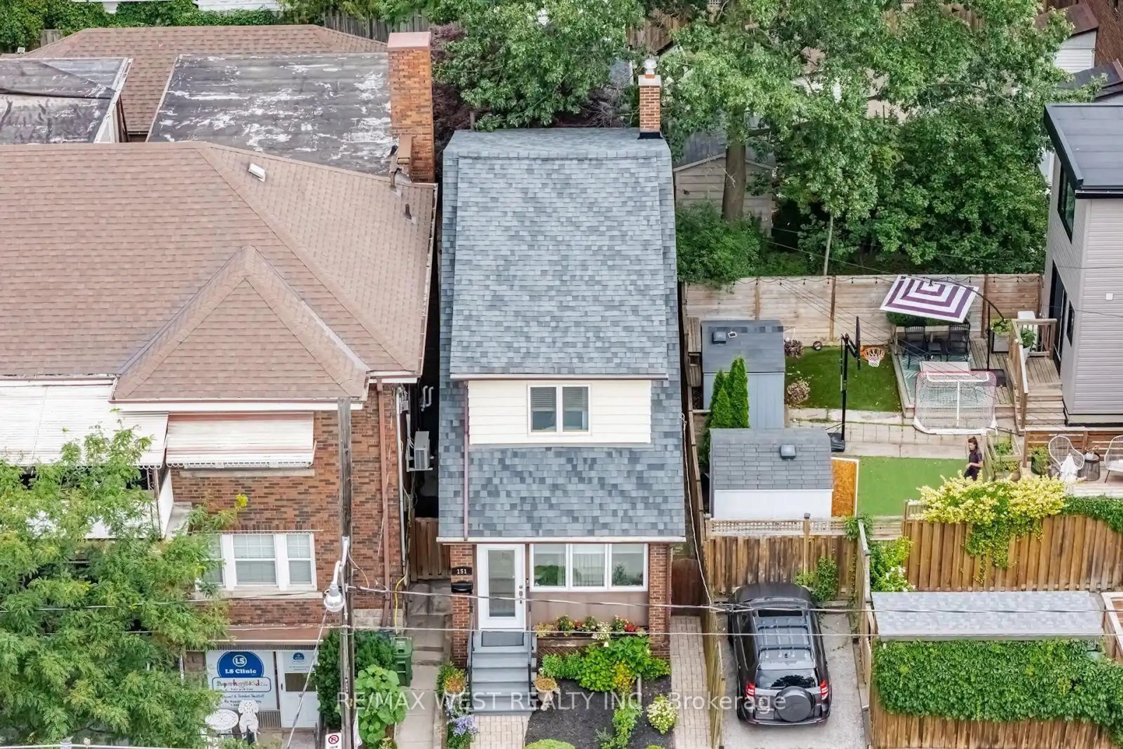A pic from outside/outdoor area/front of a property/back of a property/a pic from drone, street for 151 Jane St, Toronto Ontario M6S 3Y8