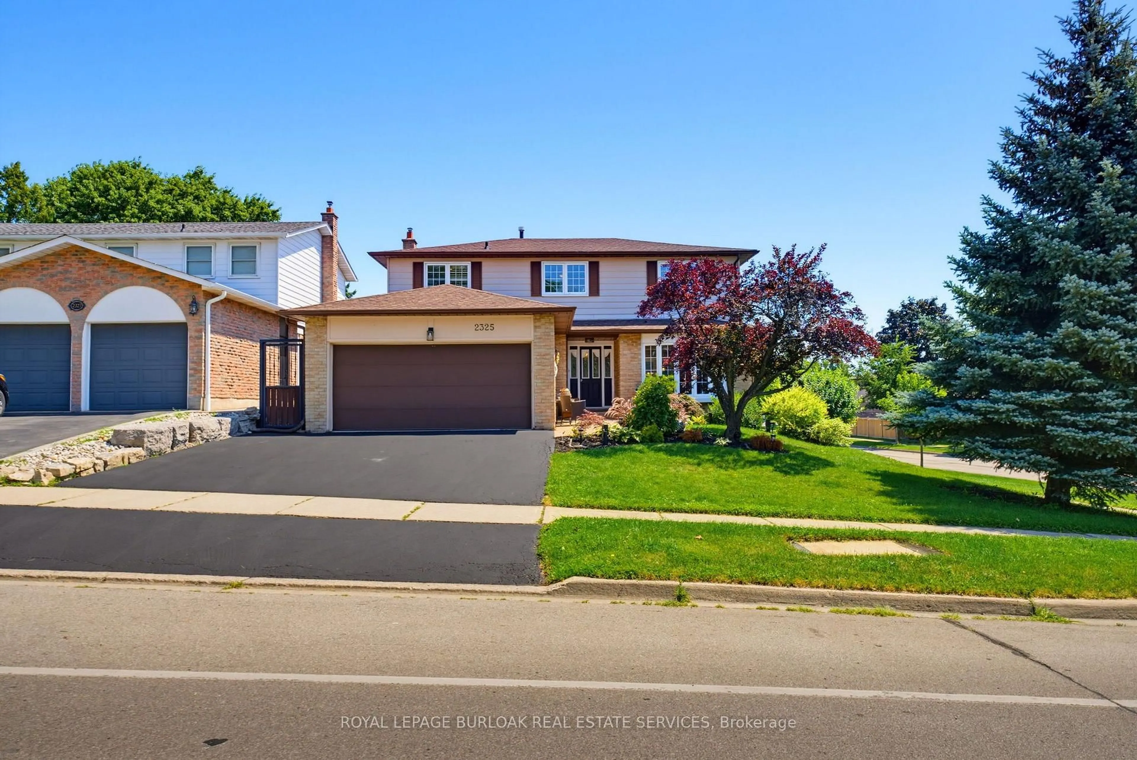 A pic from outside/outdoor area/front of a property/back of a property/a pic from drone, street for 2325 Duncaster Dr, Burlington Ontario L7P 4C3