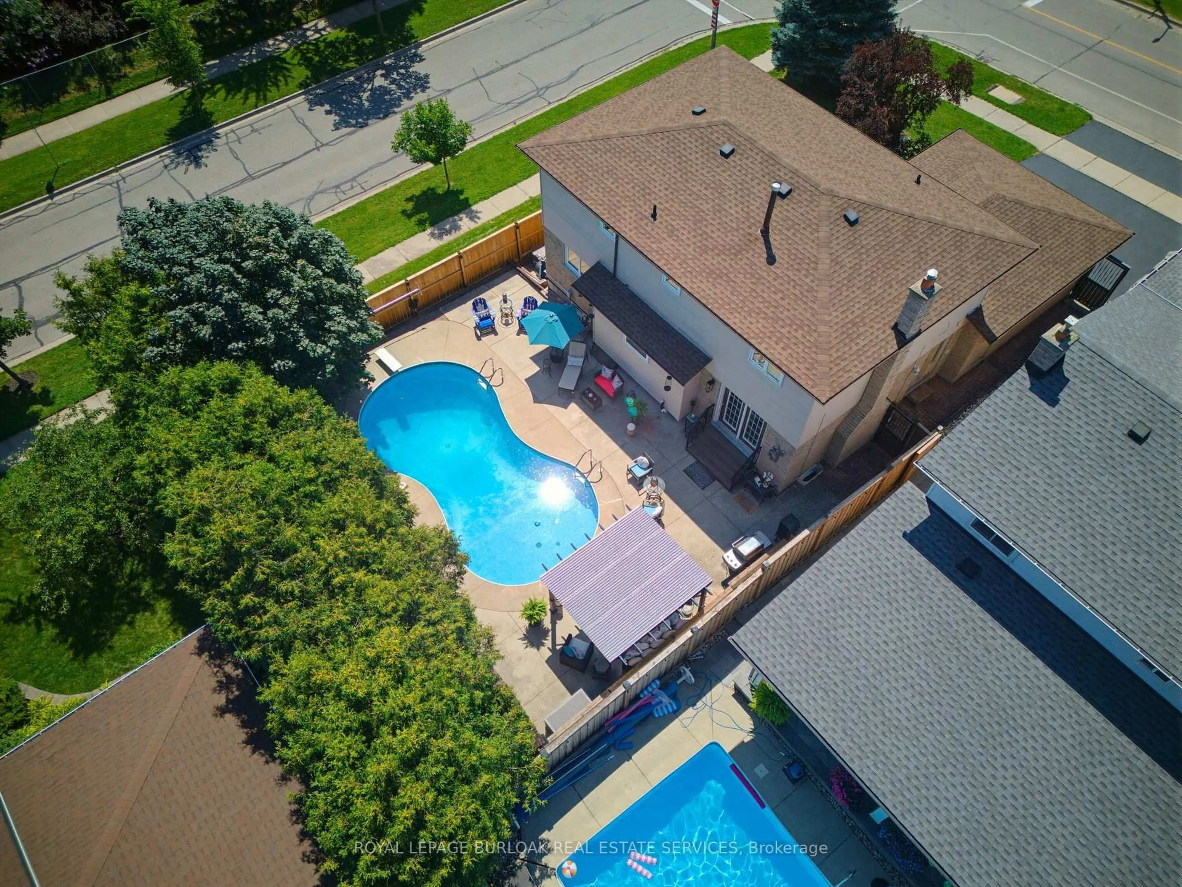 A pic from outside/outdoor area/front of a property/back of a property/a pic from drone, unknown for 2325 Duncaster Dr, Burlington Ontario L7P 4C3