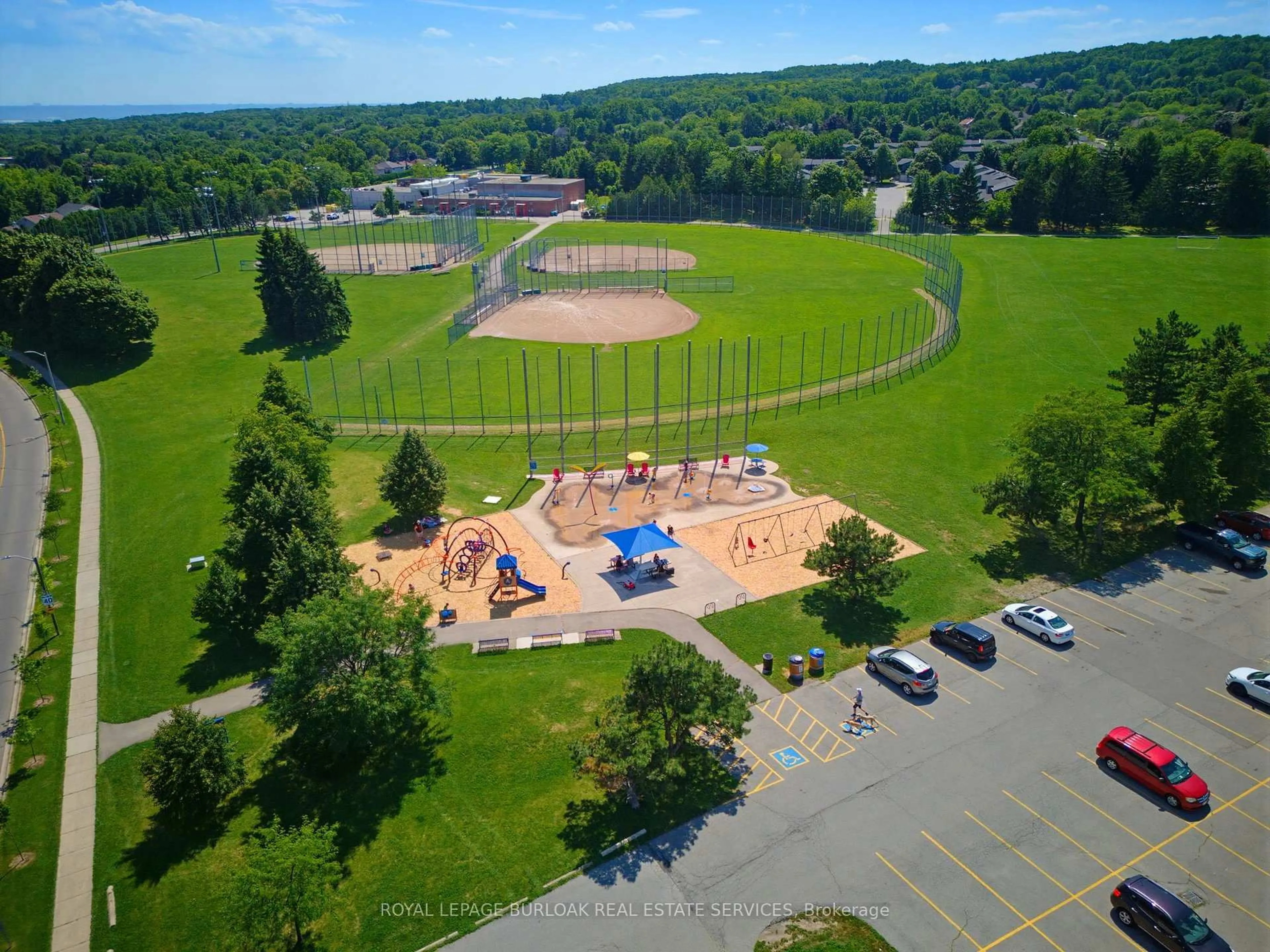 A pic from outside/outdoor area/front of a property/back of a property/a pic from drone, mountain view for 2325 Duncaster Dr, Burlington Ontario L7P 4C3