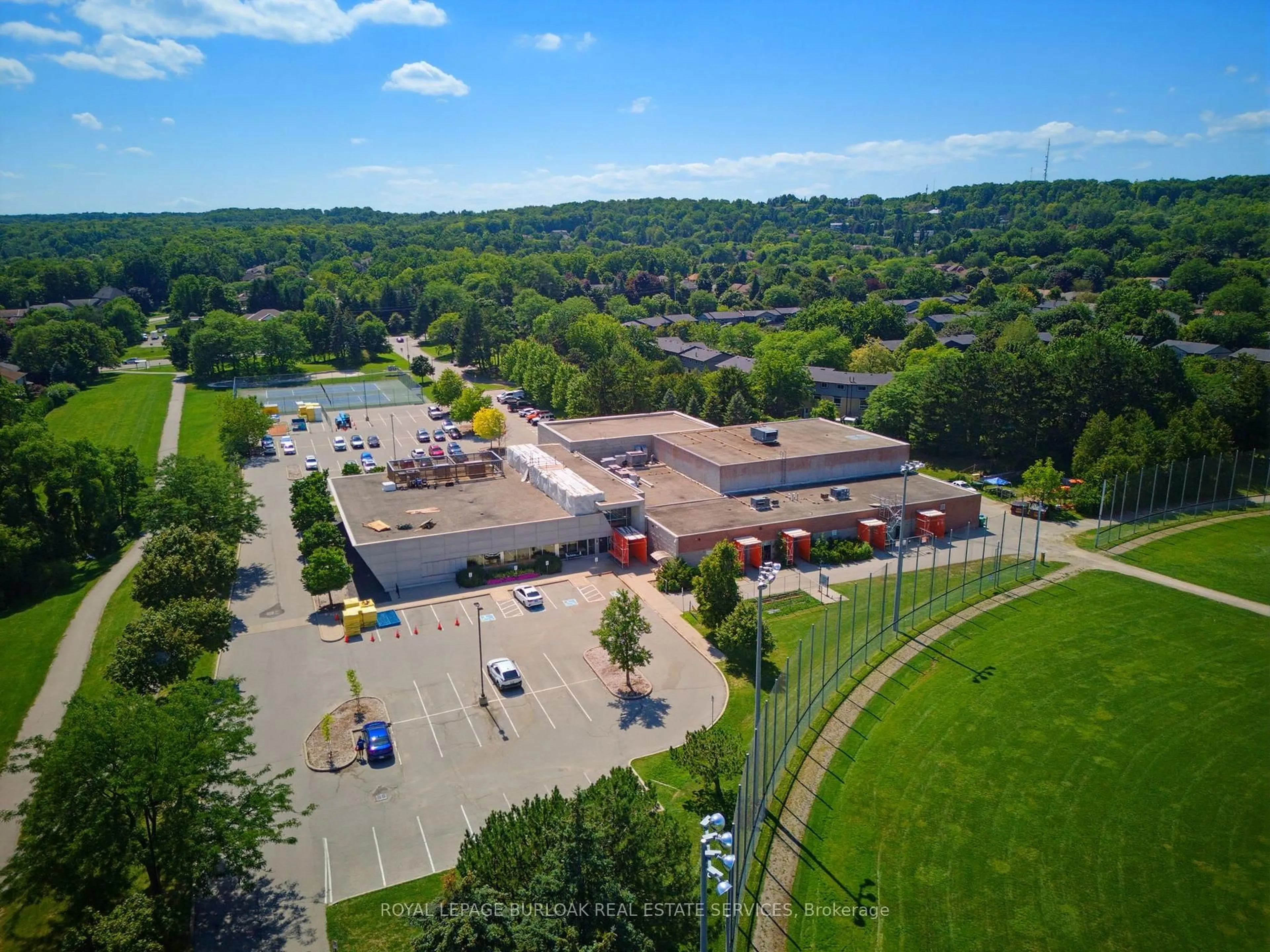 A pic from outside/outdoor area/front of a property/back of a property/a pic from drone, unknown for 2325 Duncaster Dr, Burlington Ontario L7P 4C3