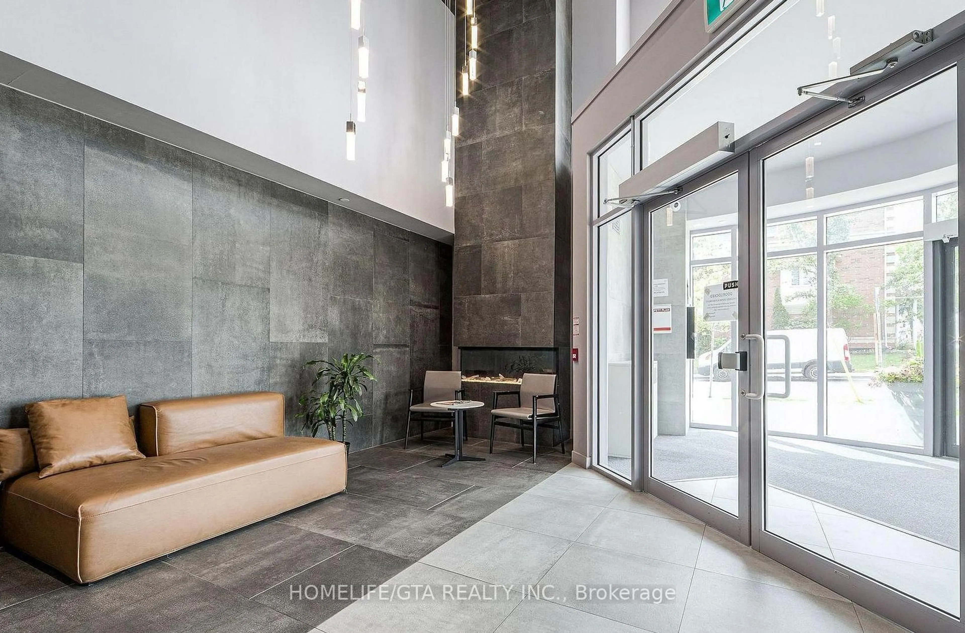 Indoor foyer for 2433 Dufferin St #208, Toronto Ontario M6E 0B4