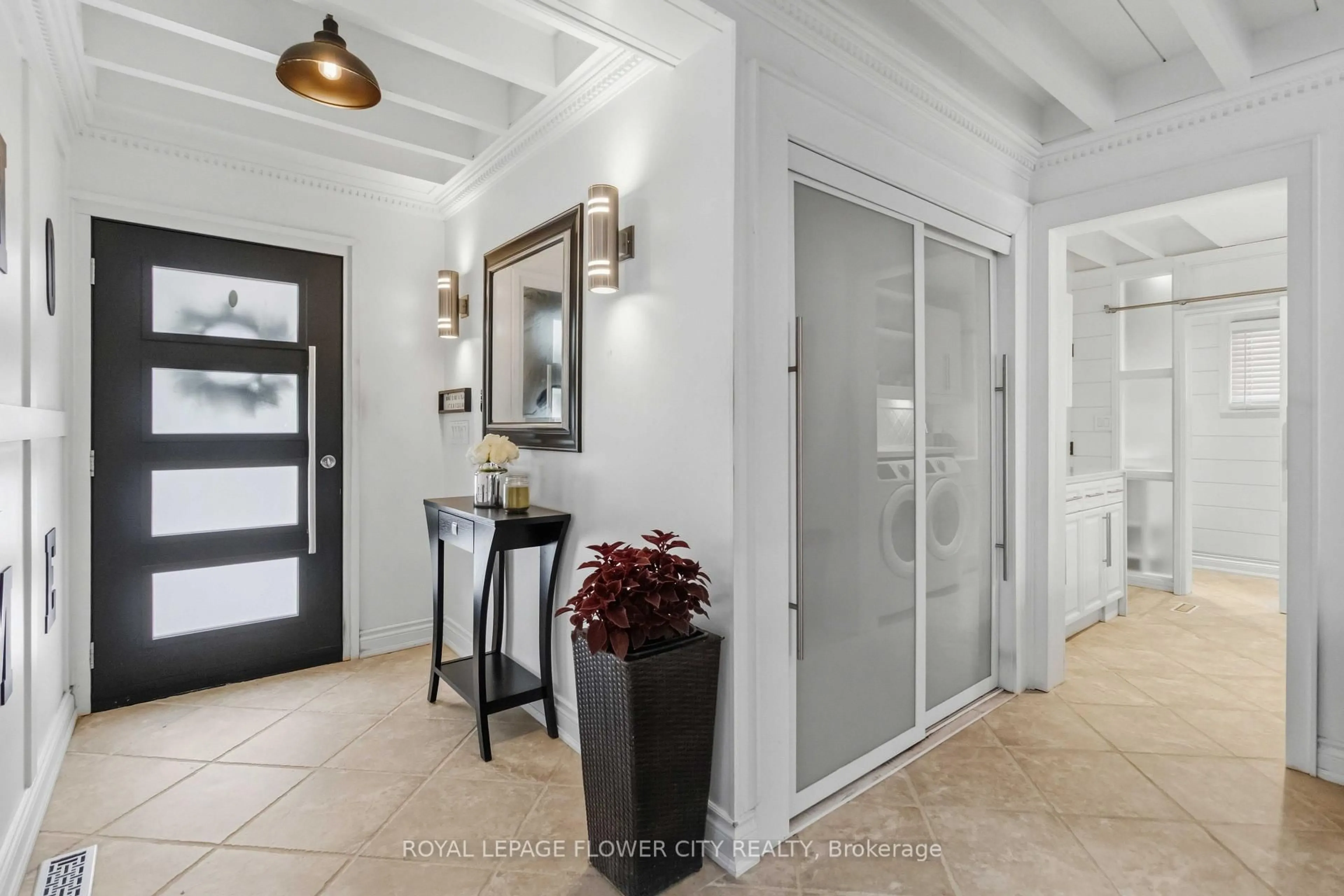 Indoor entryway for 18 Pleasant Valley Pl, Brampton Ontario L6S 5S2